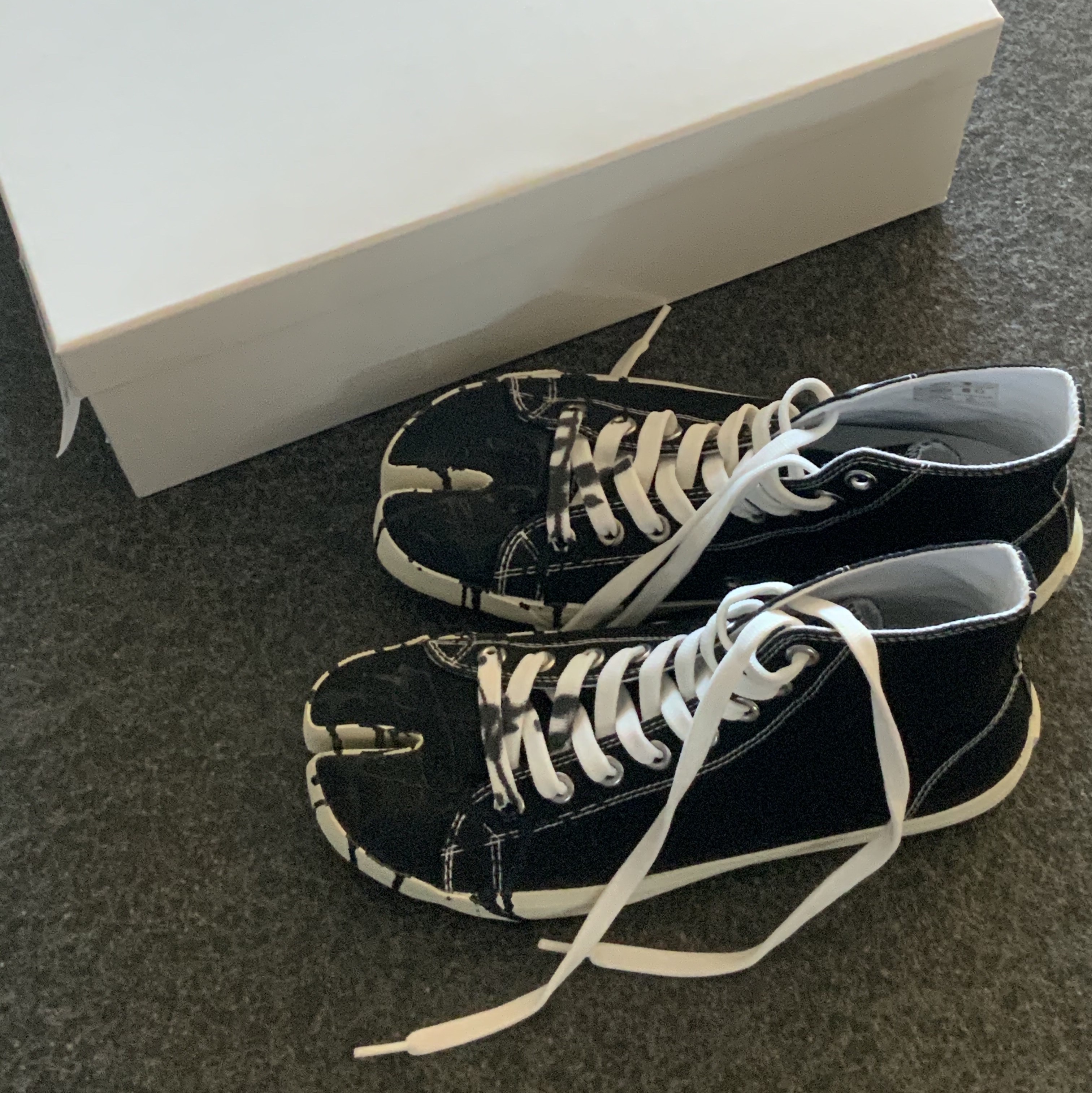 Maison Margiela Tabi High Paint Drop Sneakers Black 착용 스타일 - 1