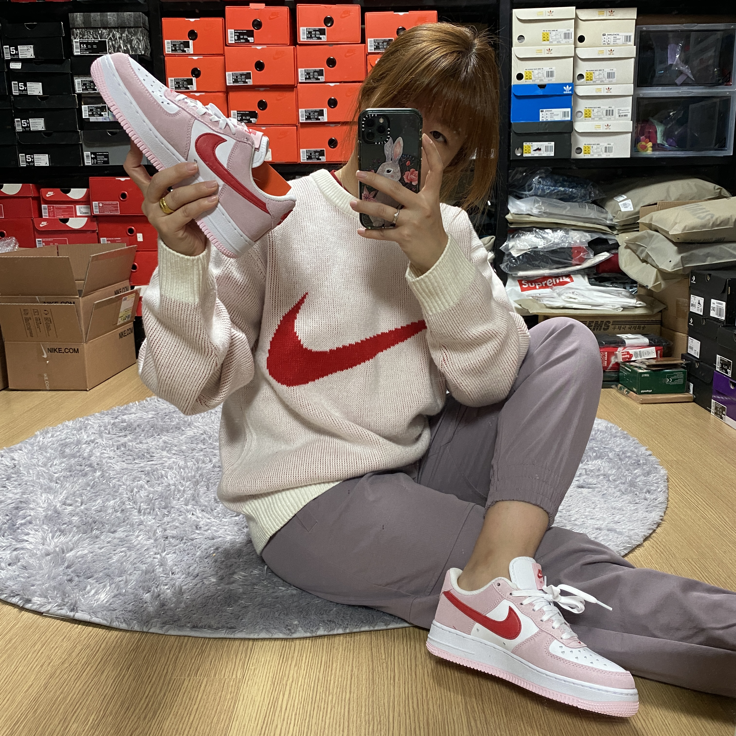 Supreme x Nike Swoosh Sweater White - 19SS, Nike Air Force 1 '07 QS Valentine's Day 착용 스타일 - 1