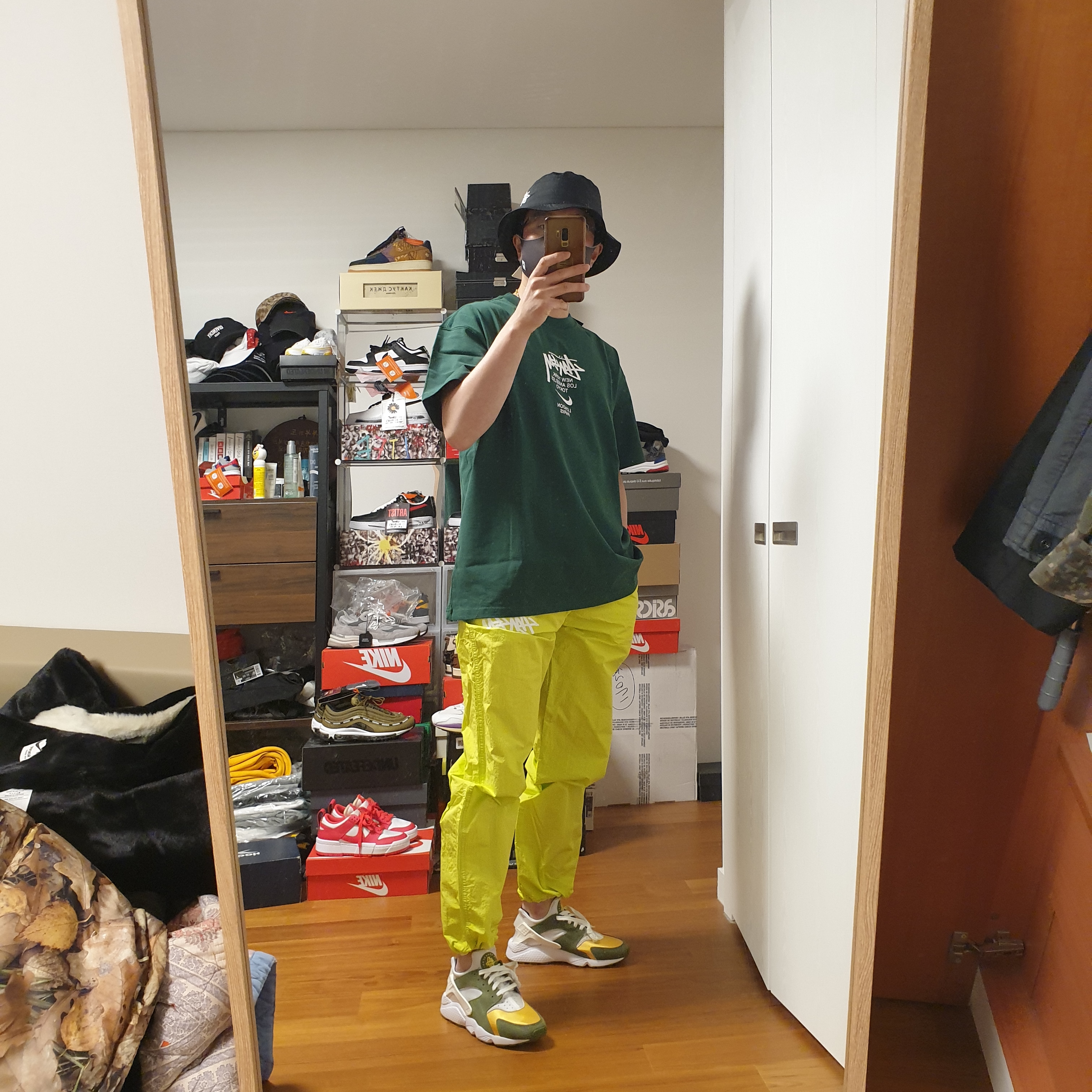 Nike x Stussy Air Huarache LE Dark Olive, Nike x Stussy WT T-Shirt Green - US/EU 착용 스타일 - 1