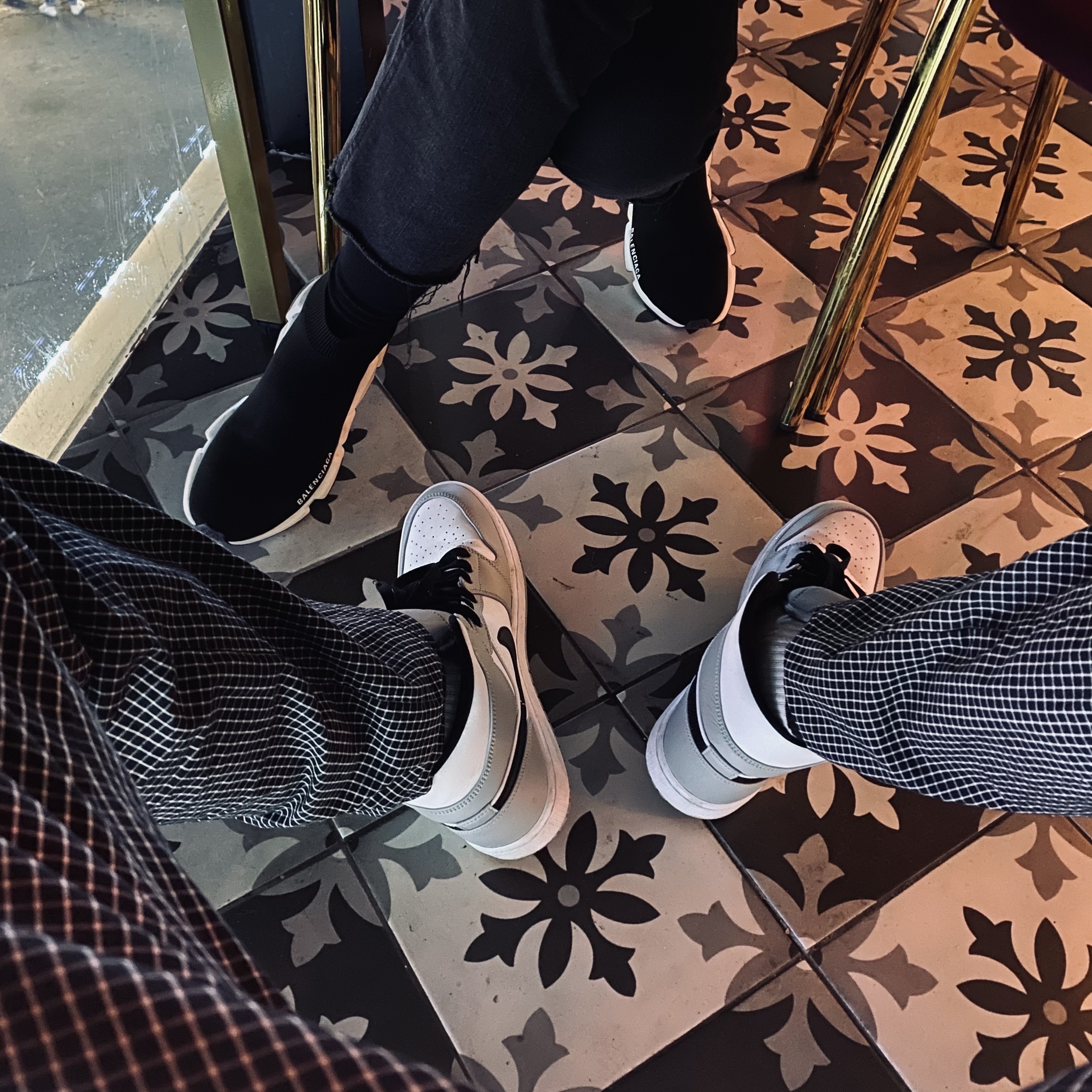 Jordan 1 Mid Light Smoke Grey, Balenciaga Speed Trainer Black White 2019 착용 스타일 - 3