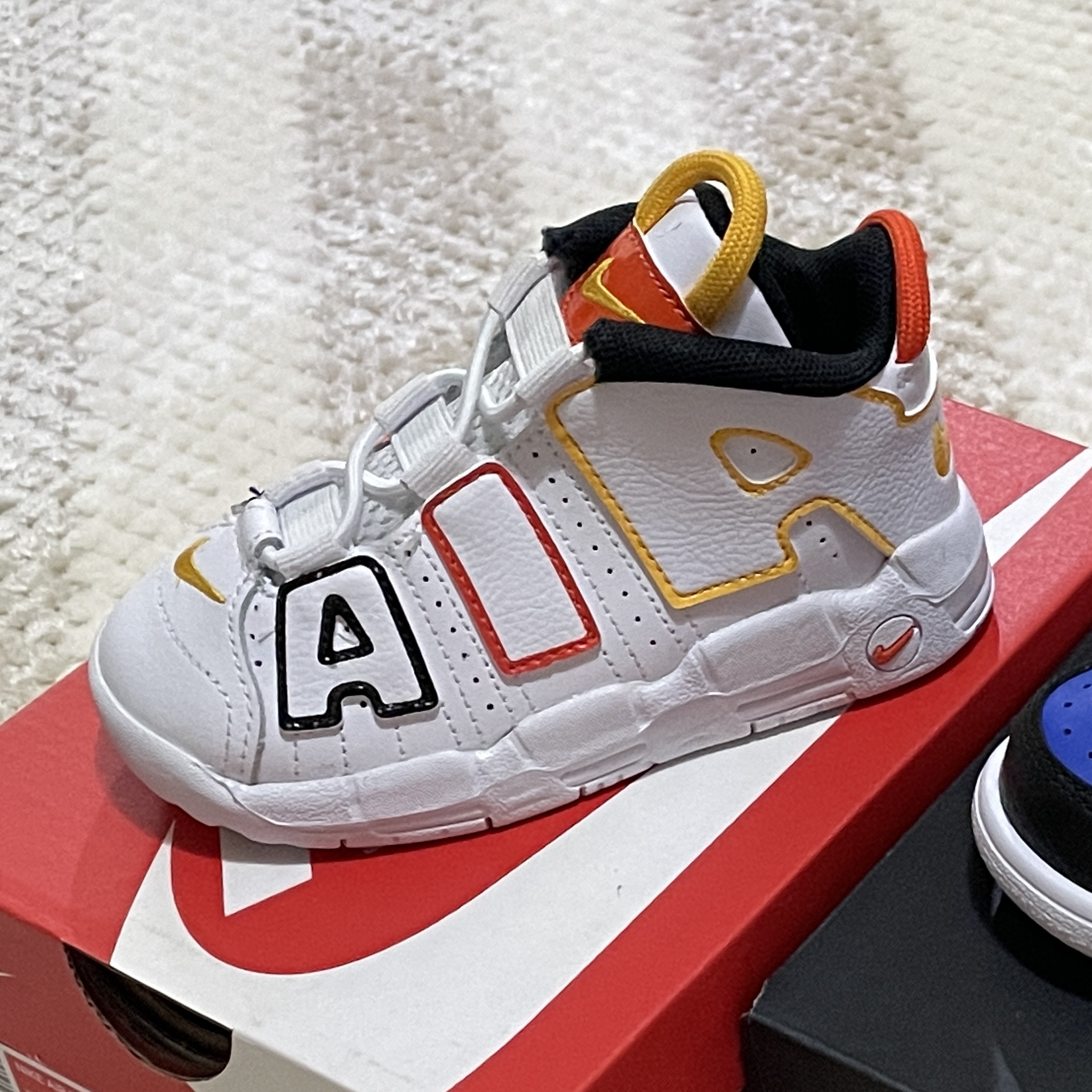 (TD) Nike Air More Uptempo Rayguns 착용 스타일