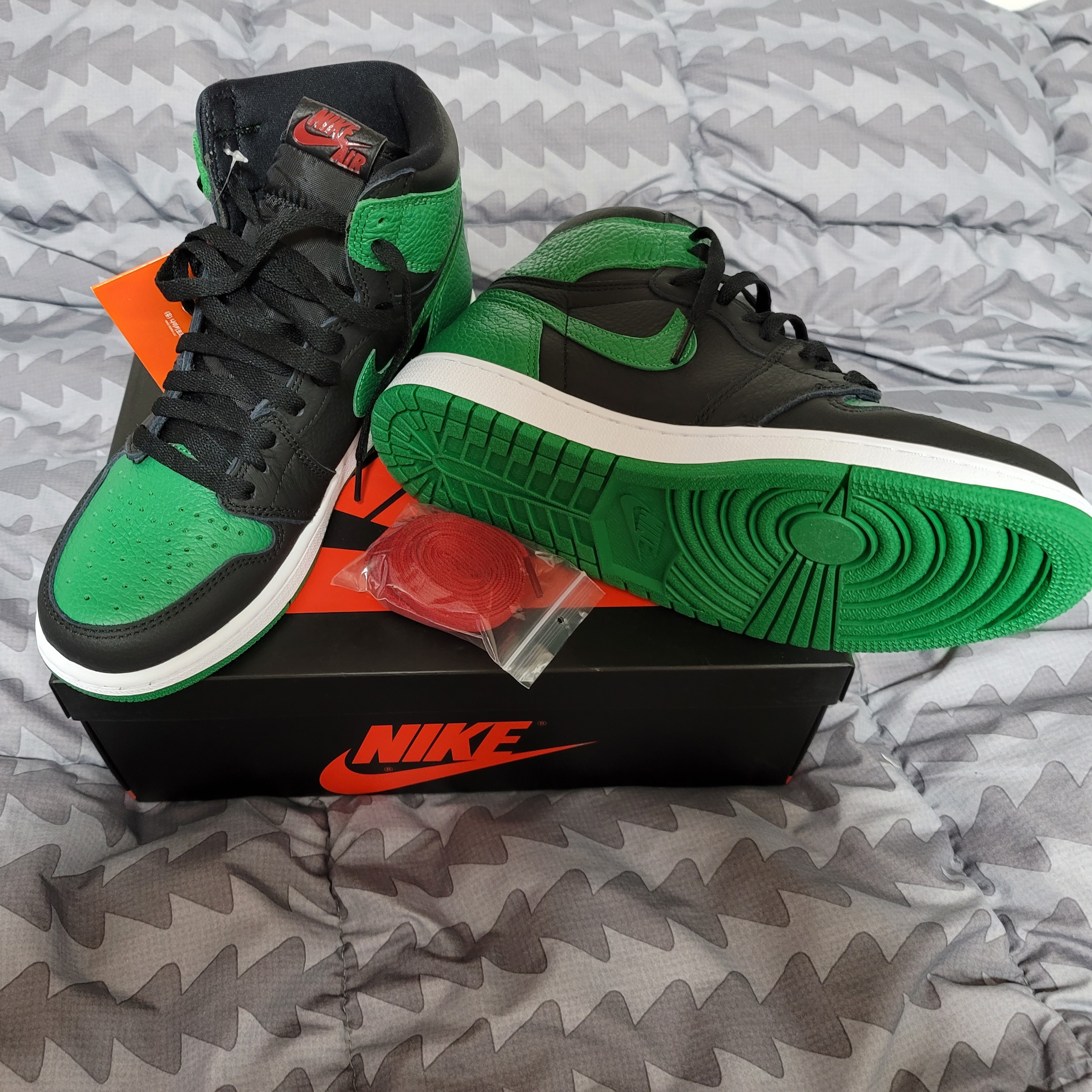 Jordan 1 Retro High OG Pine Green Black 착용 스타일 - 1