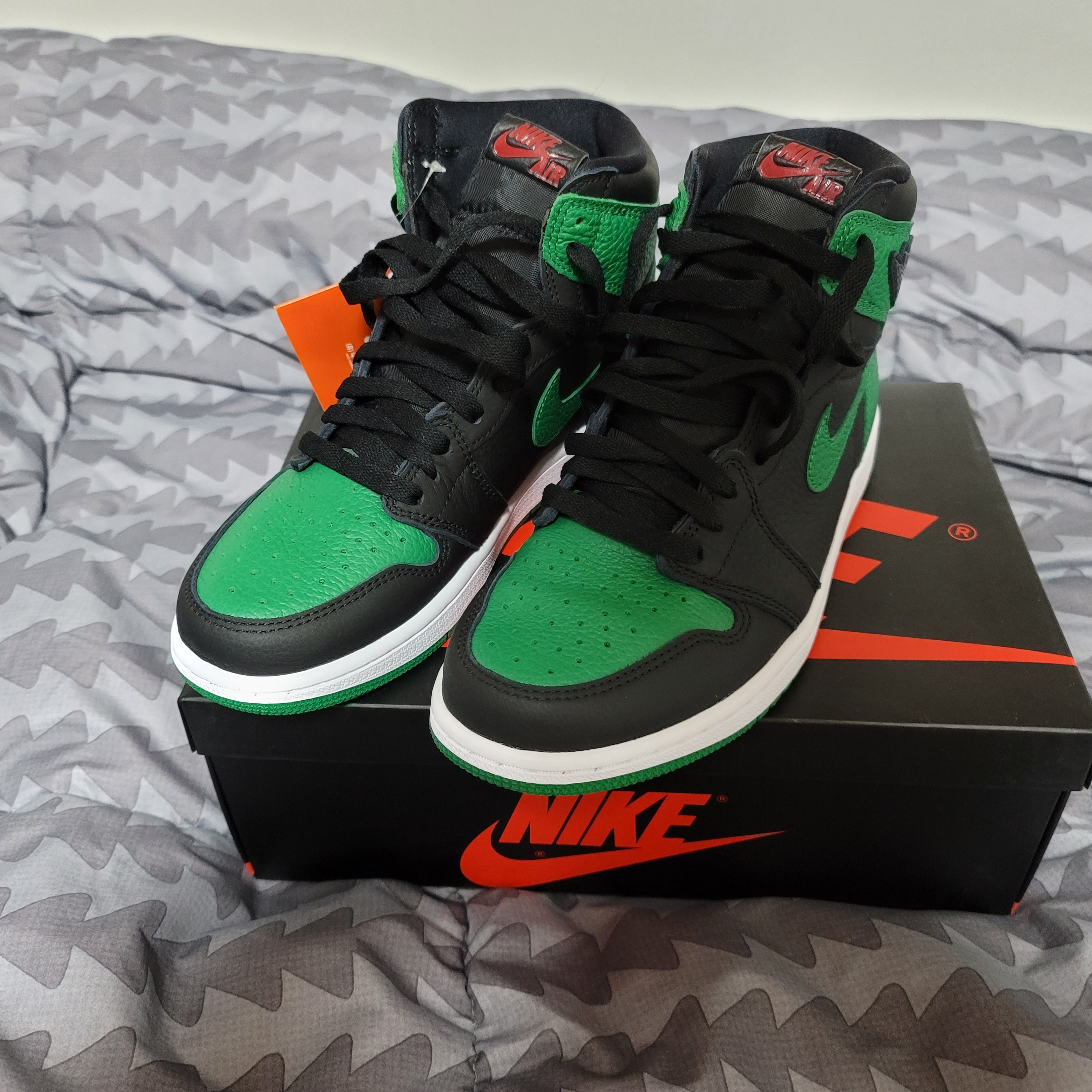 Jordan 1 Retro High OG Pine Green Black 착용 스타일 - 3