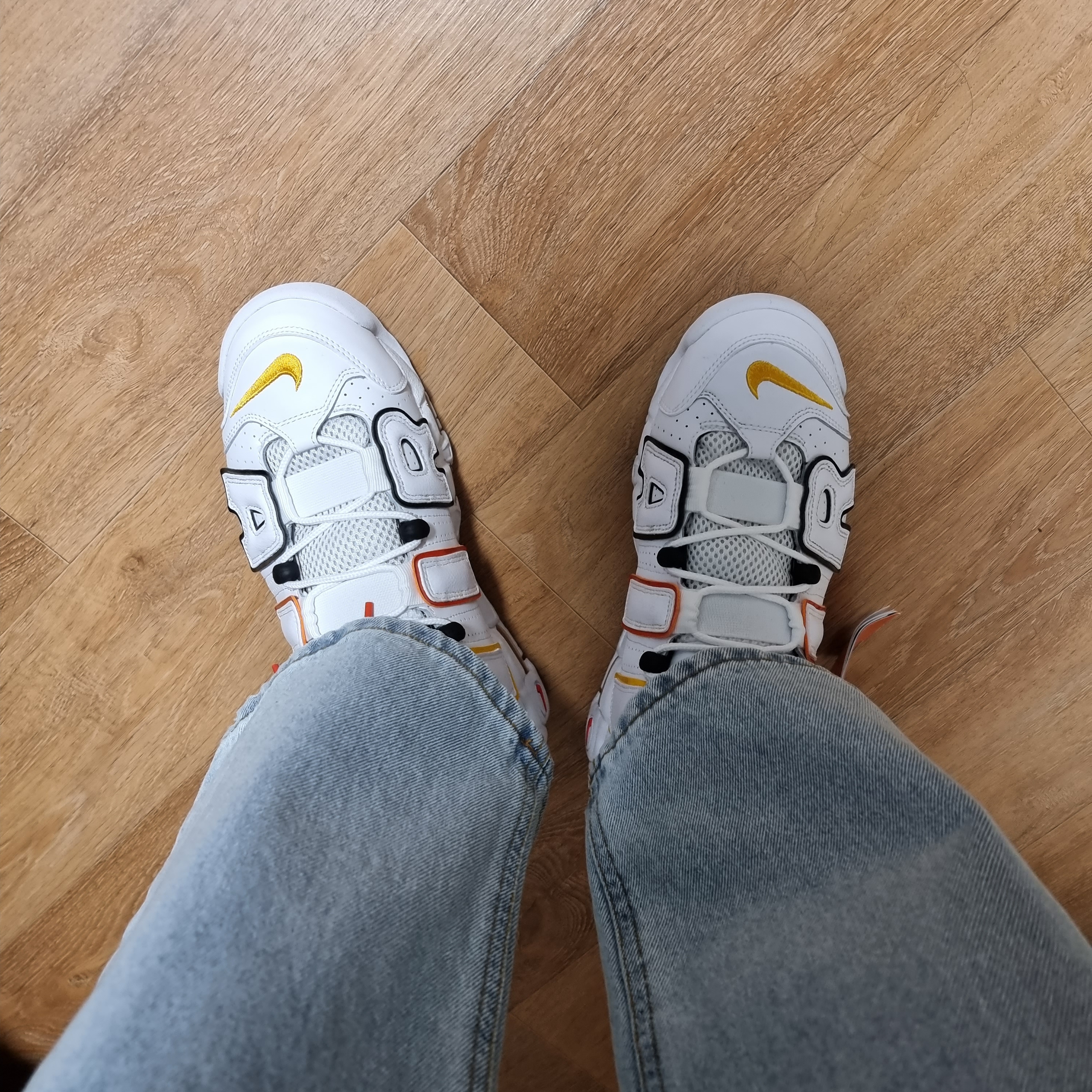 Nike Air More Uptempo Rayguns 착용 스타일 - 1