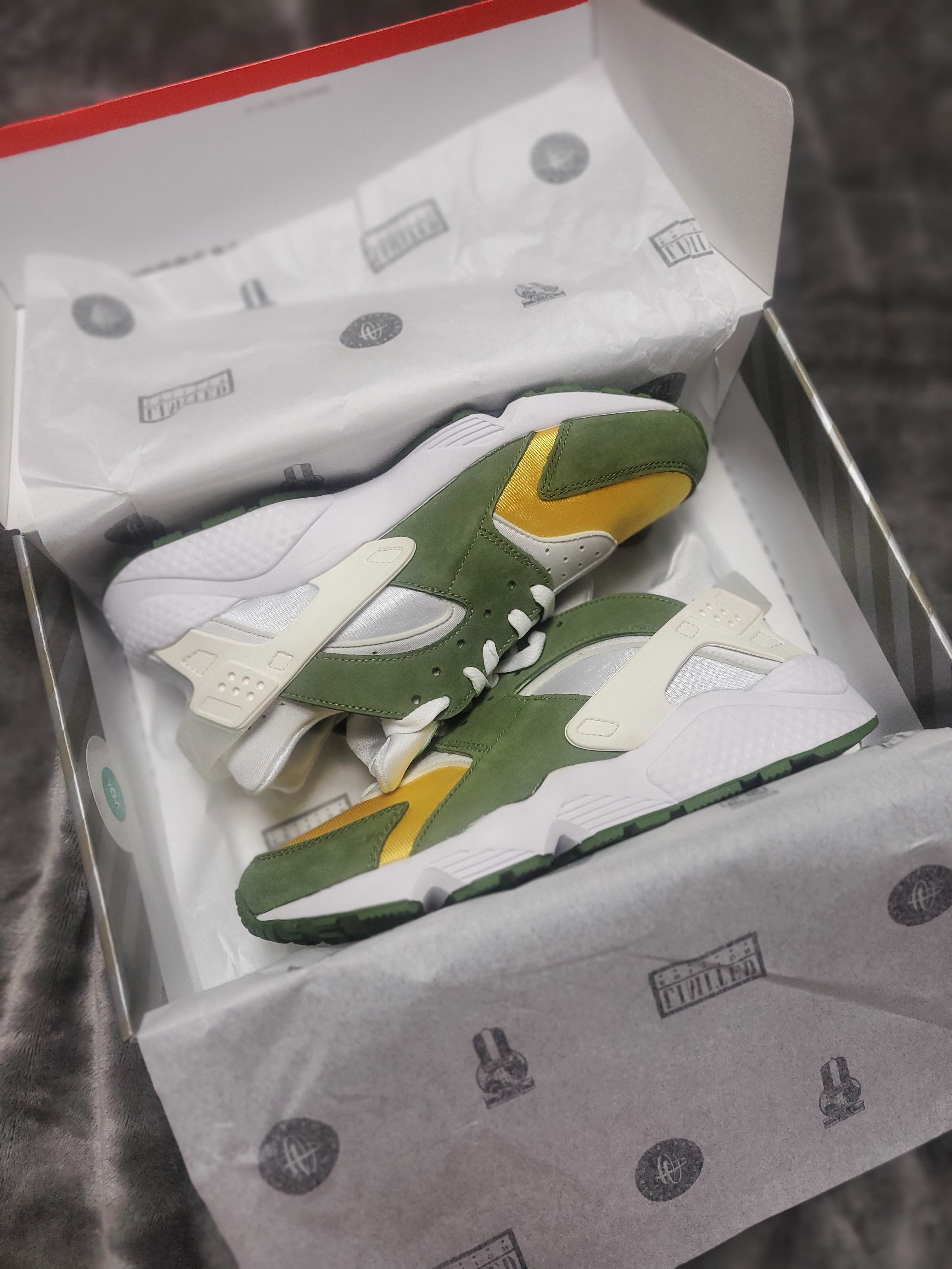 Nike x Stussy Air Huarache LE Dark Olive 착용 스타일 - 1
