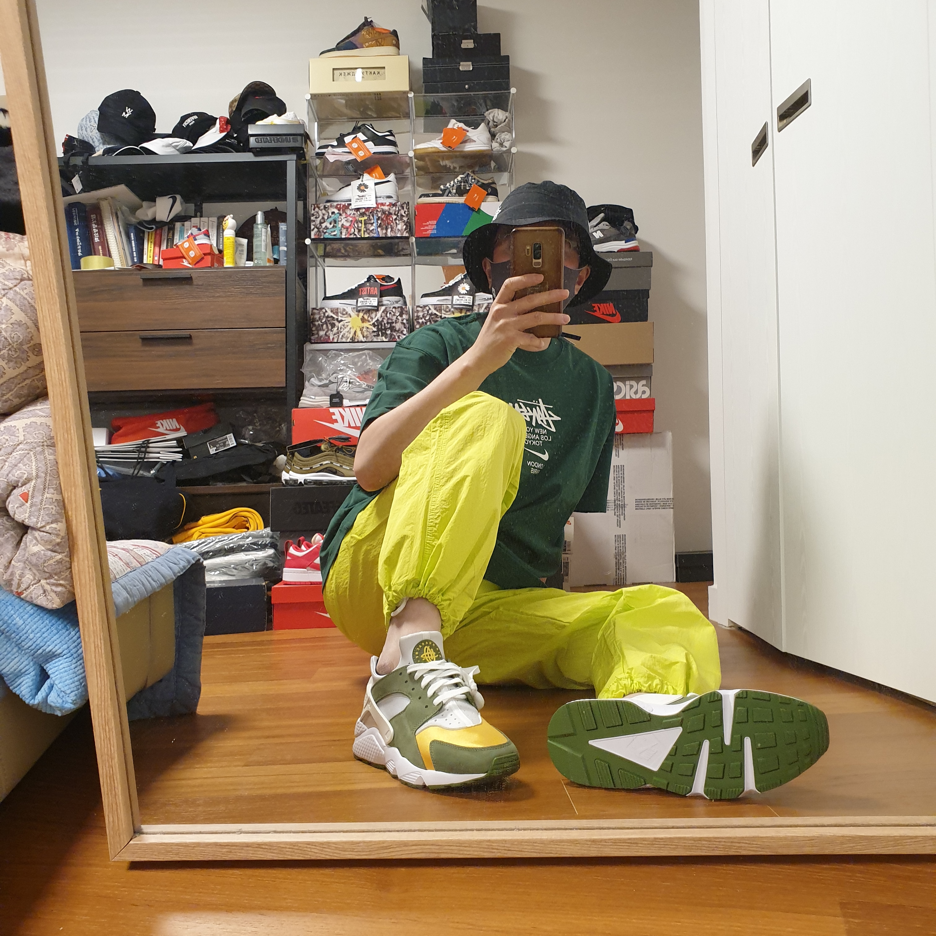 Nike x Stussy Air Huarache LE Dark Olive, Nike x Stussy WT T-Shirt Green - US/EU 착용 스타일 - 3
