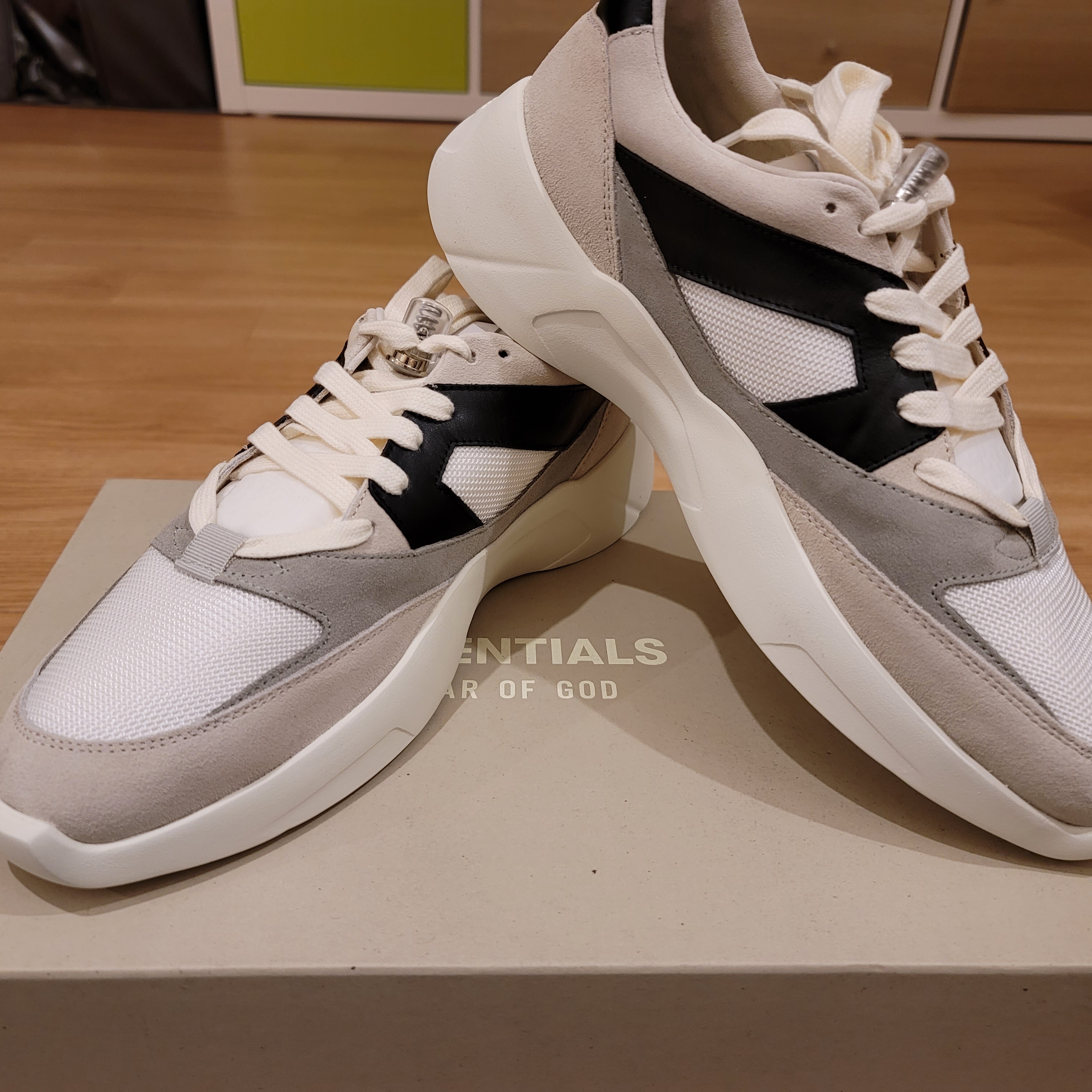 Essentials Distance Sneakers Cream Grey Black 착용 스타일