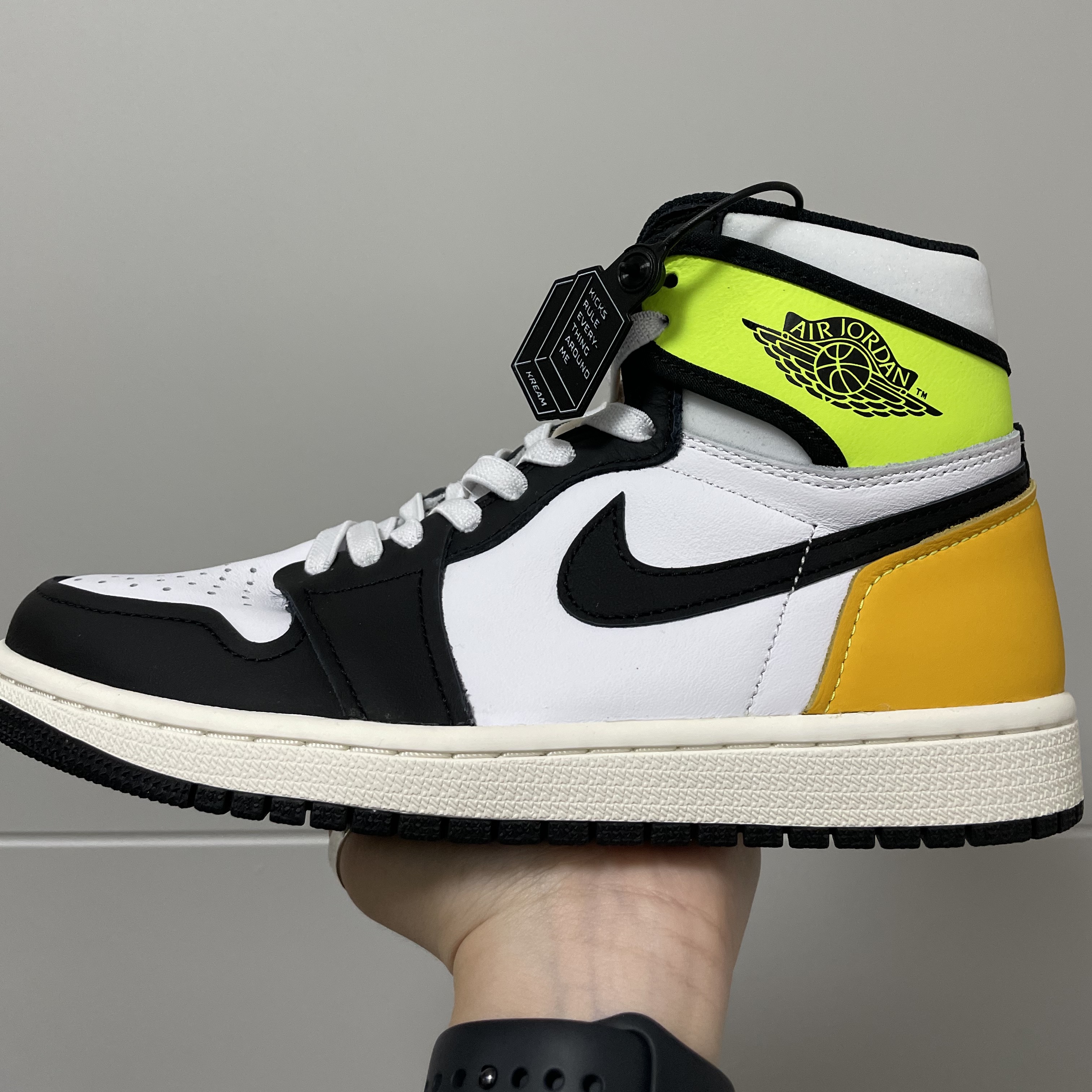 Jordan 1 Retro High OG Volt Gold 착용 스타일
