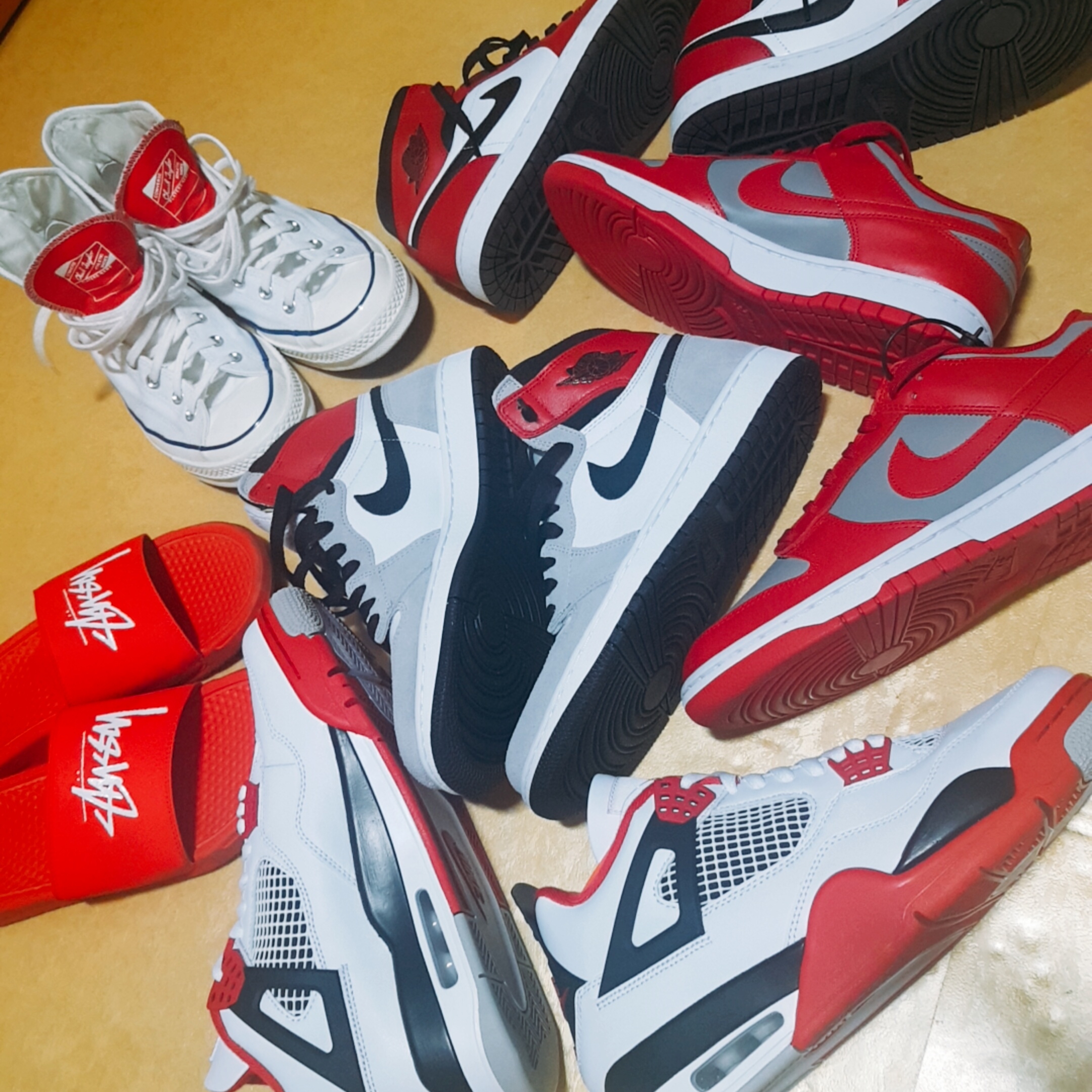 Jordan 1 Retro High OG Light Smoke Grey, Nike x Stussy Benassi Slide Habanero Red 착용 스타일