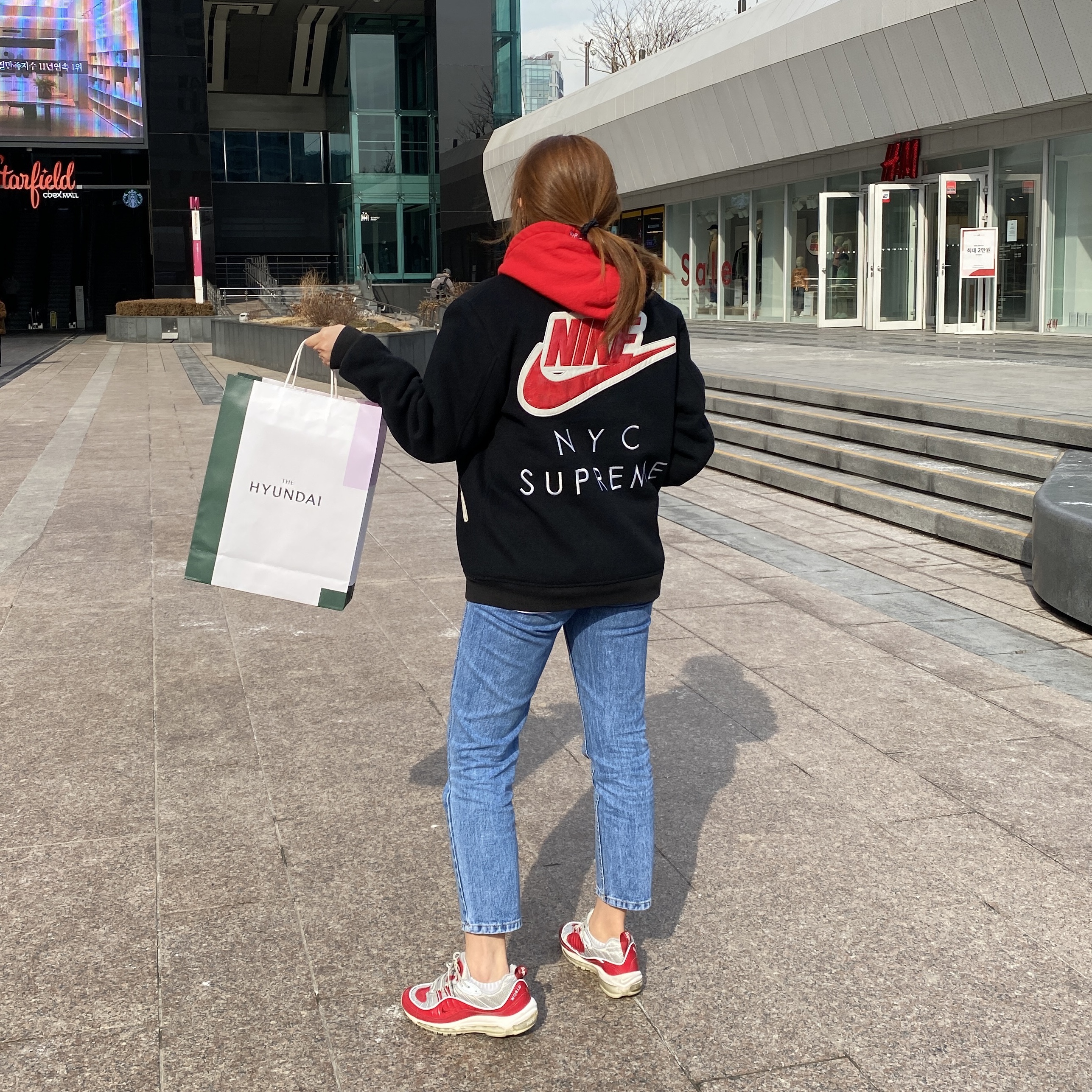 Nike x Supreme Air Max 98 Varsity Red, Nike Dunk Low Retro Black 착용 스타일
