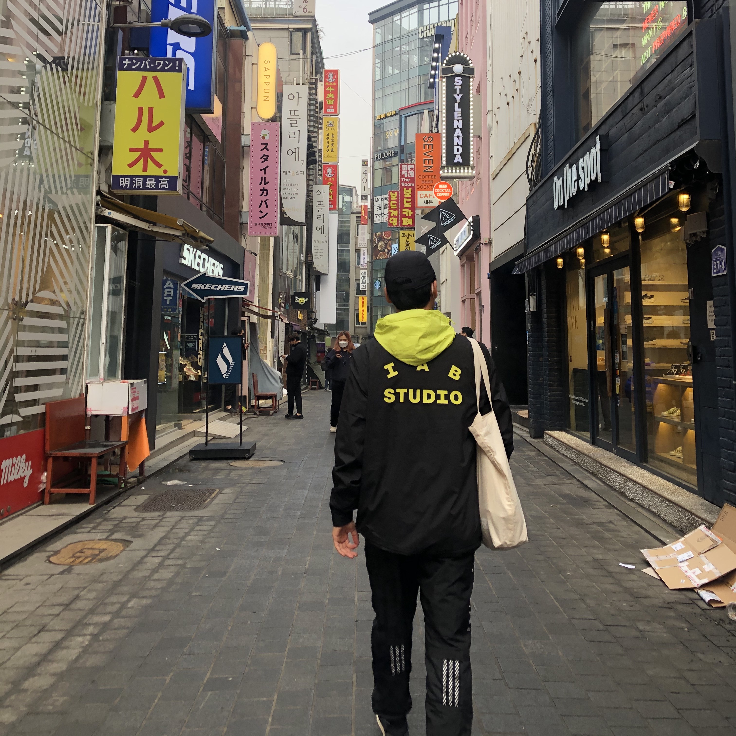 IAB Studio x Asics Windbreaker Black 착용 스타일