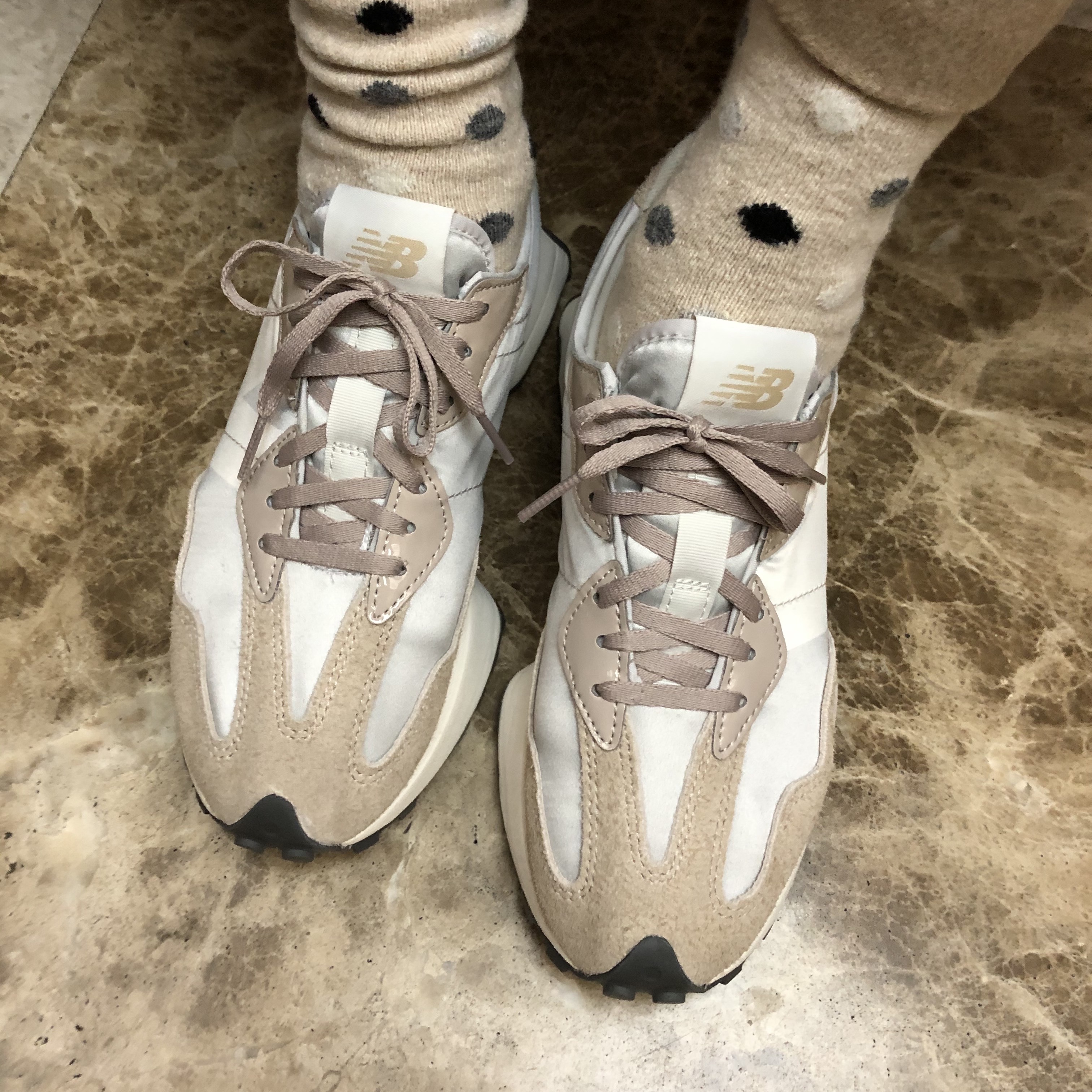 (W) New Balance 327 Grey Beige 착용 스타일 - 1
