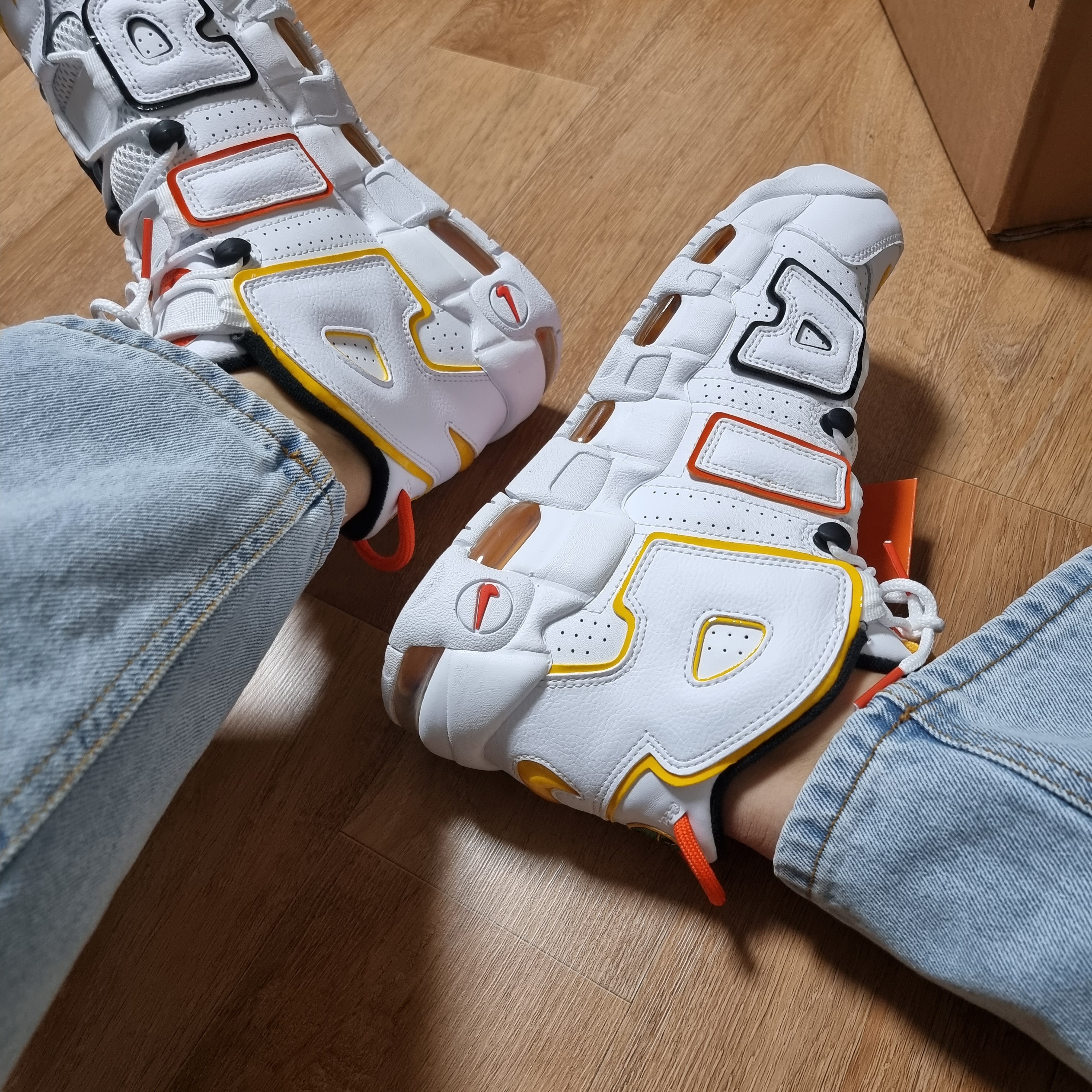 Nike Air More Uptempo Rayguns 착용 스타일 - 2