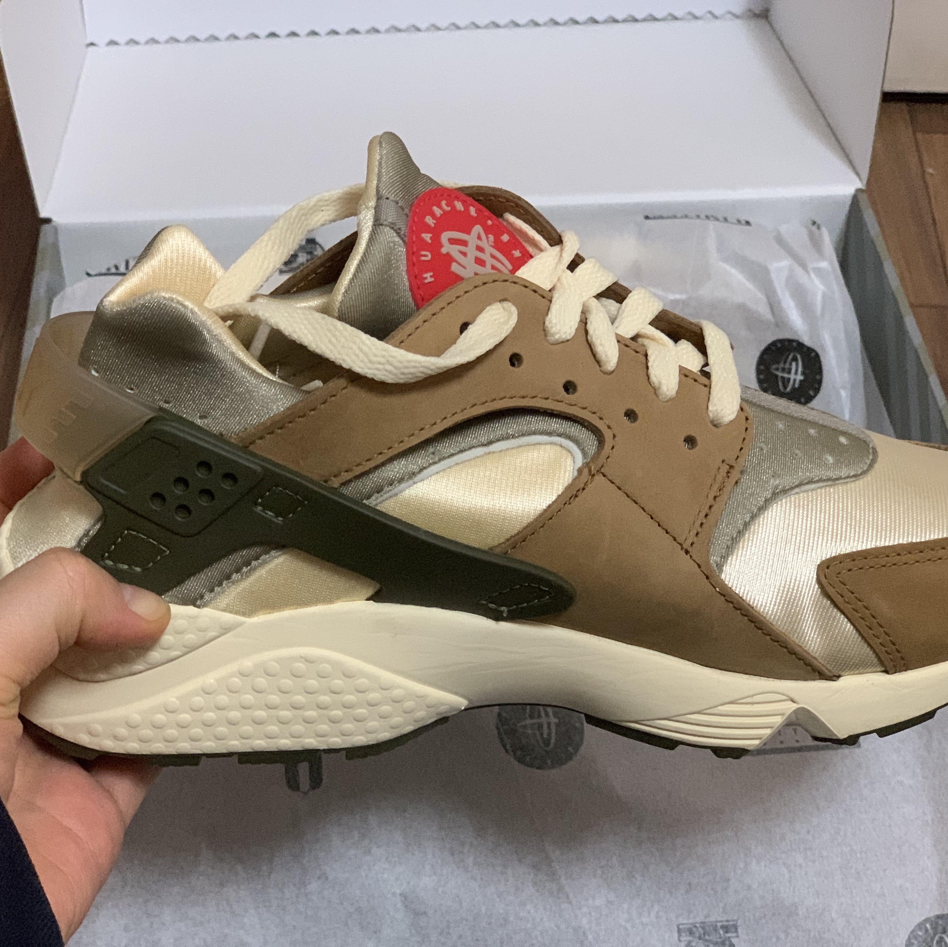 Nike x Stussy Air Huarache LE Desert Oak 착용 스타일 - 2
