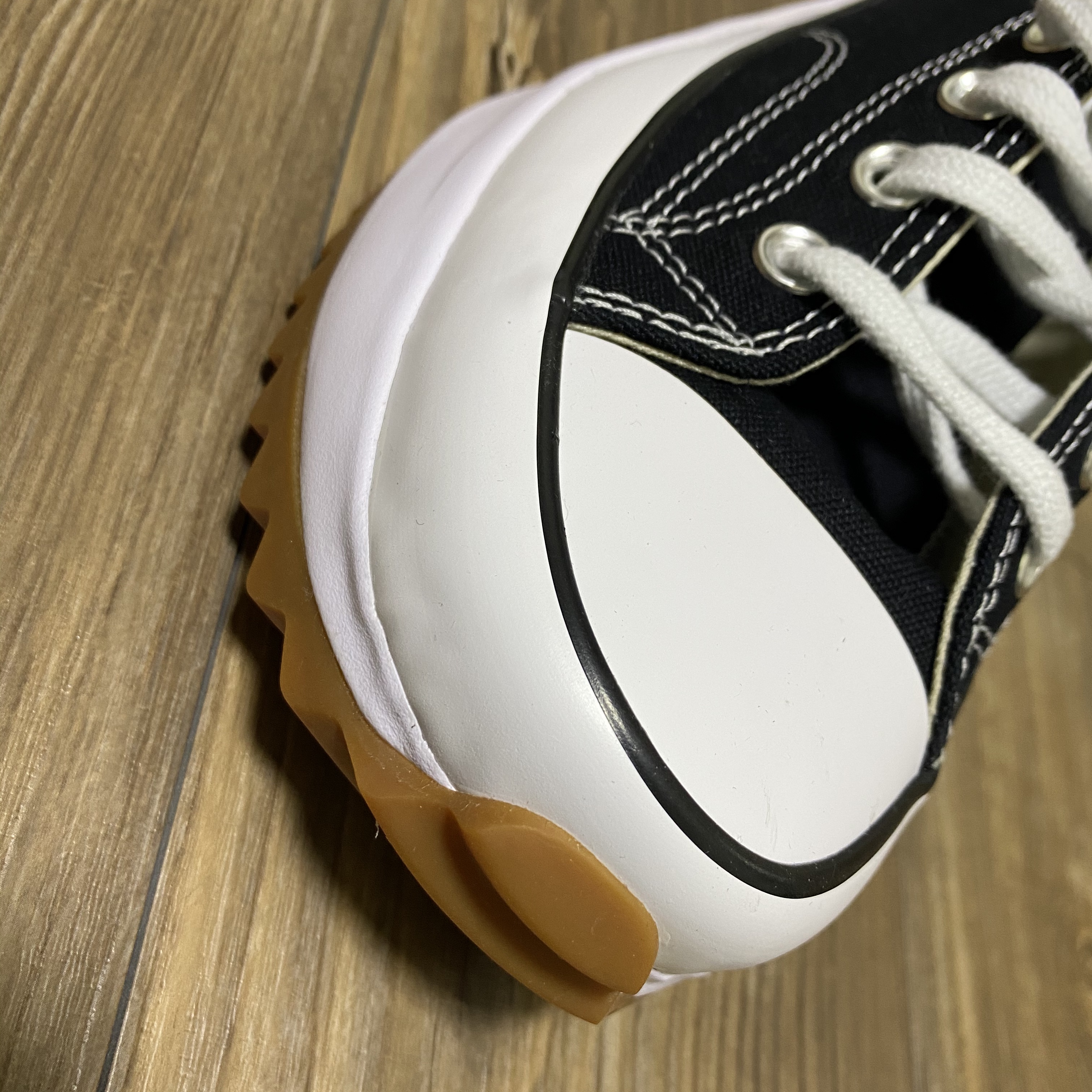 Converse Run Star Hike Hi Black White Gum 착용 스타일 - 5