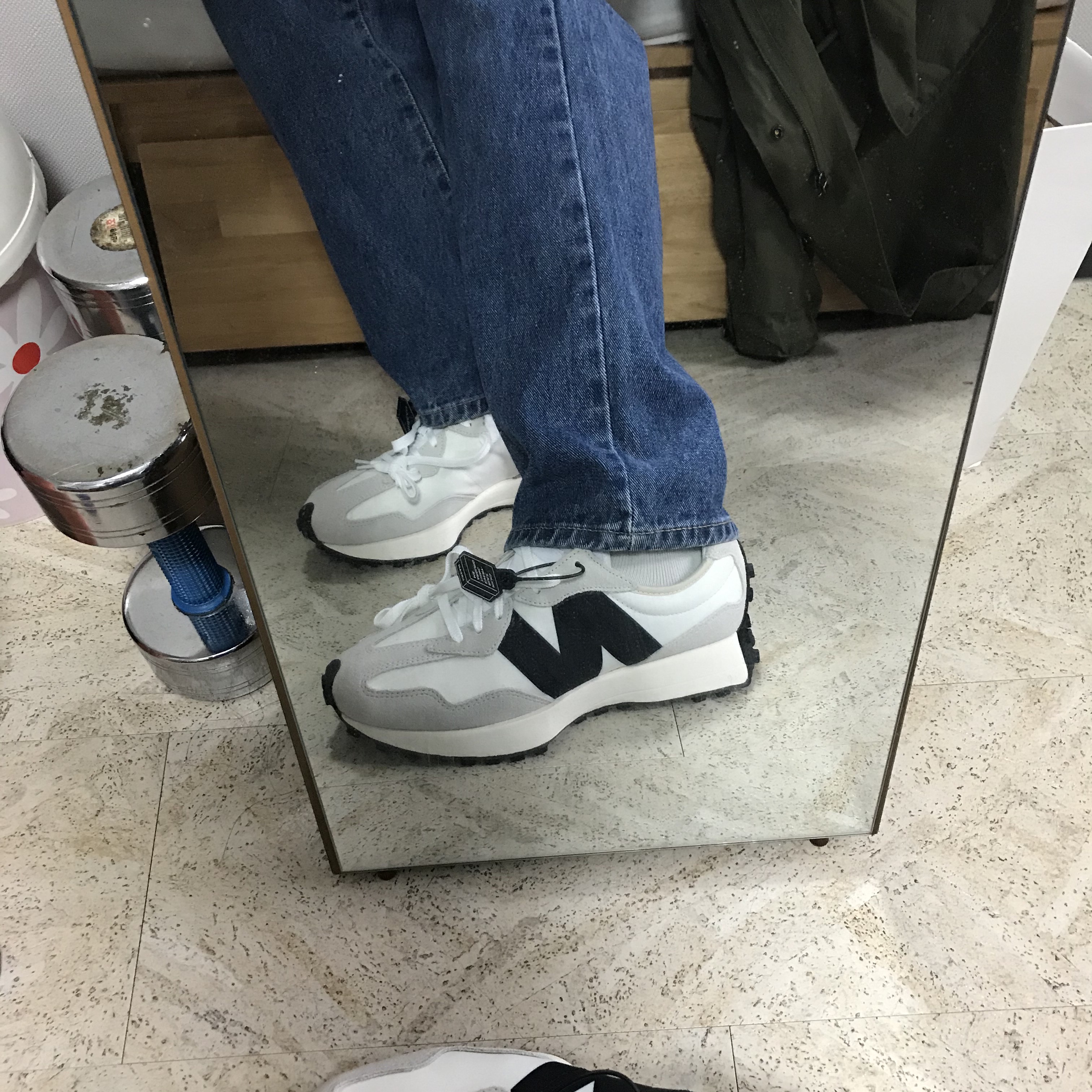 New Balance 327 White Black 착용 스타일 - 1
