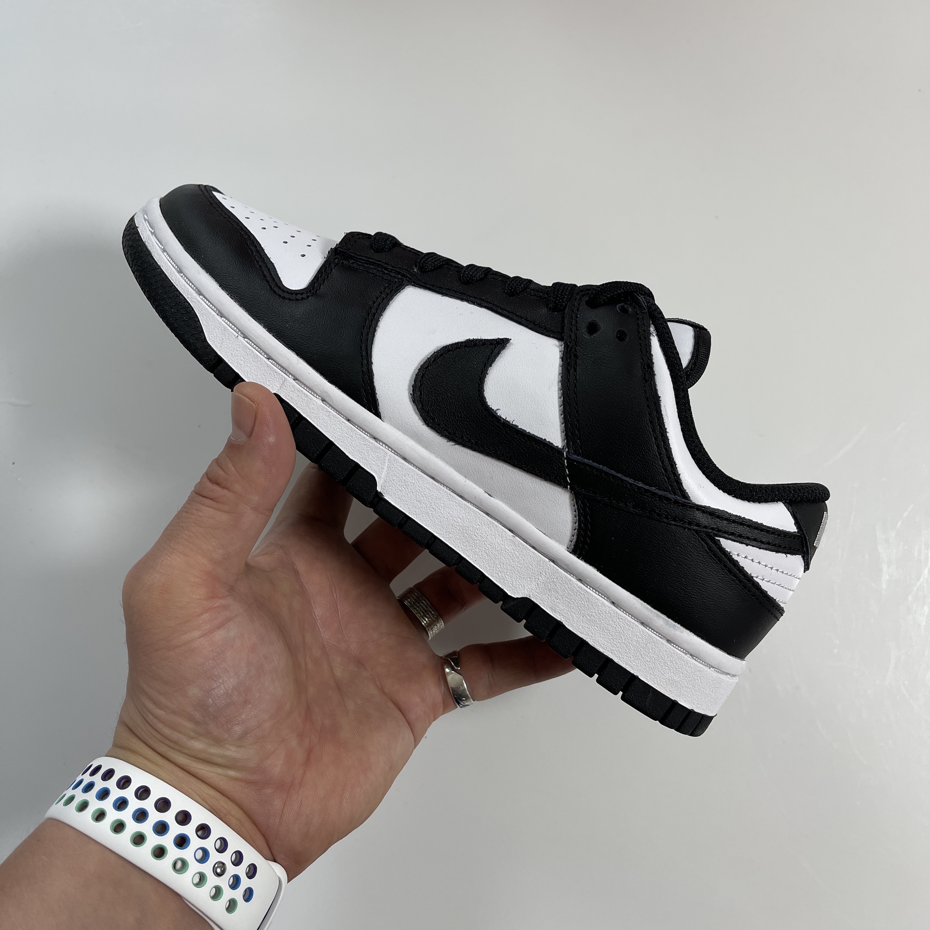 (W) Nike Dunk Low Black 착용 스타일 - 1