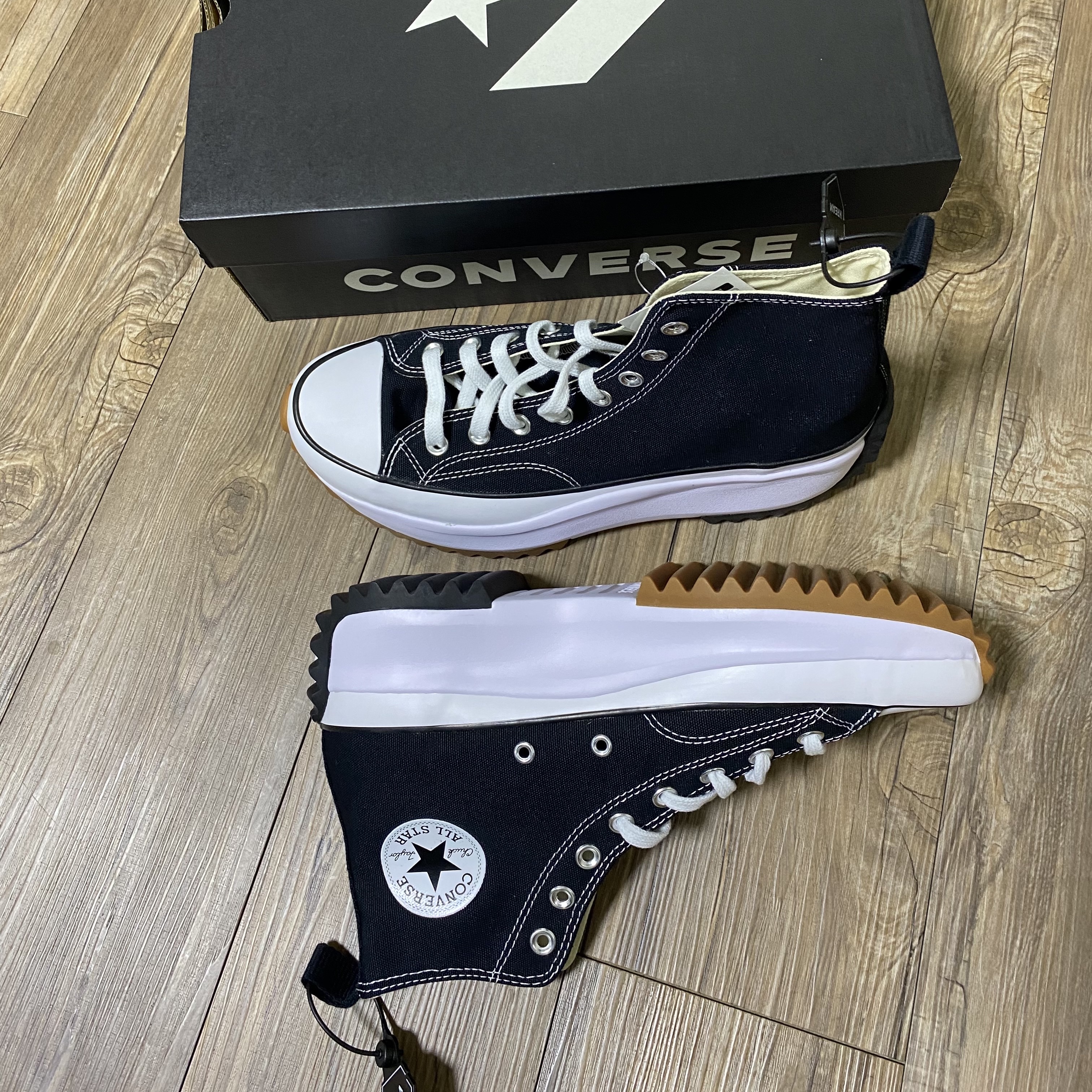 Converse Run Star Hike Hi Black White Gum 착용 스타일 - 1
