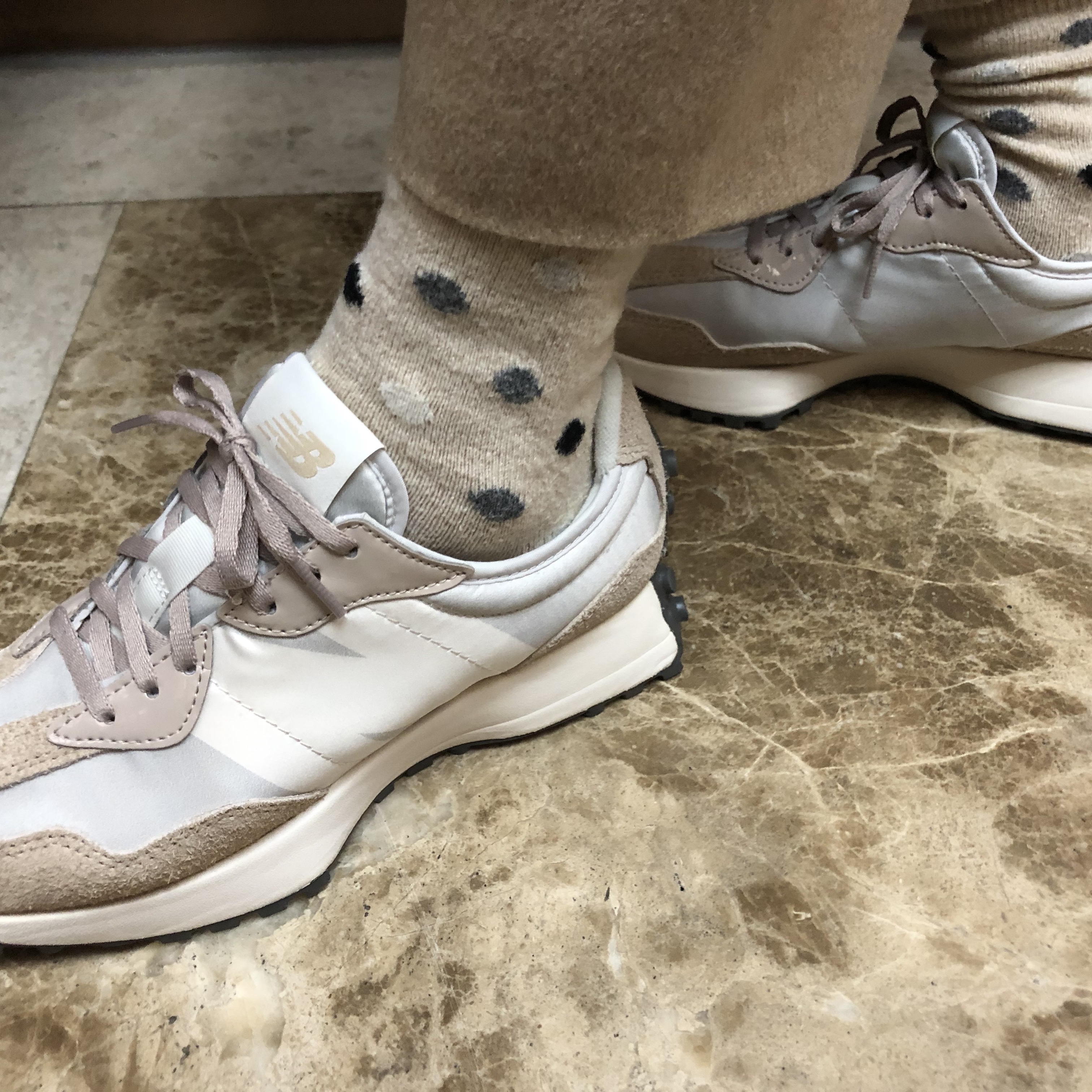 (W) New Balance 327 Grey Beige 착용 스타일 - 2