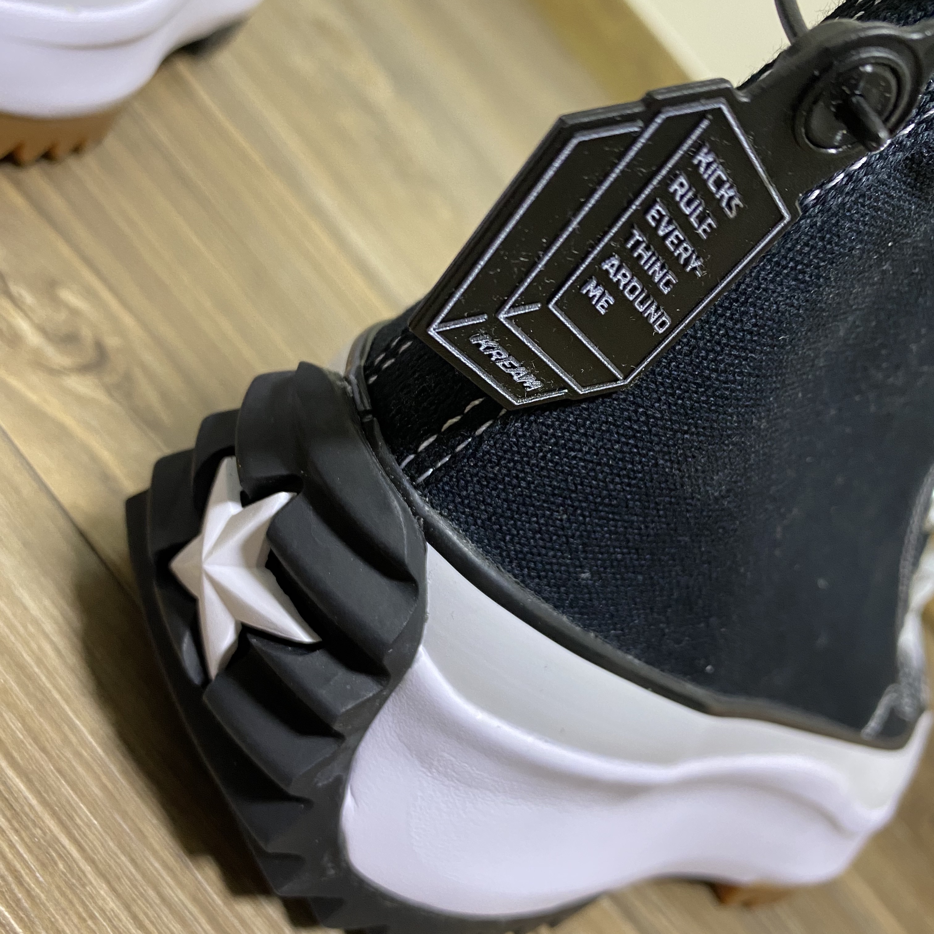 Converse Run Star Hike Hi Black White Gum 착용 스타일 - 4