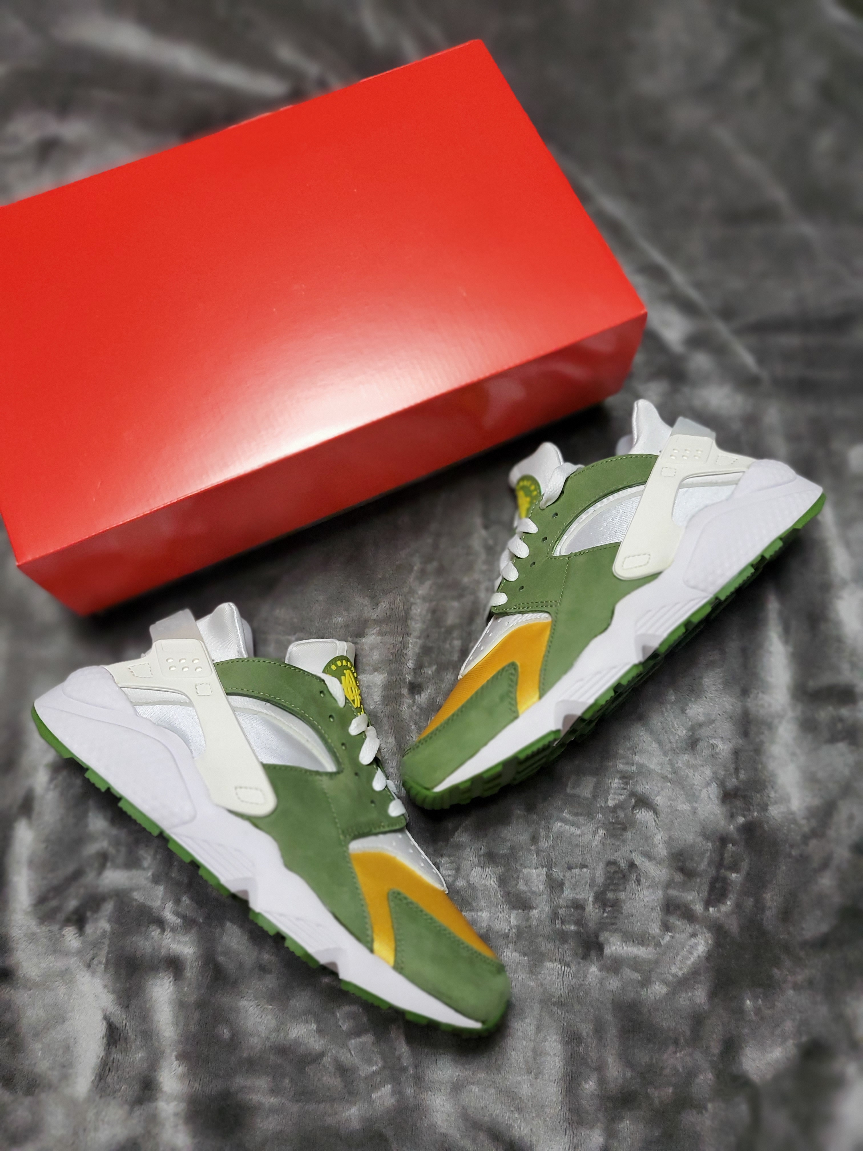 Nike x Stussy Air Huarache LE Dark Olive 착용 스타일 - 3