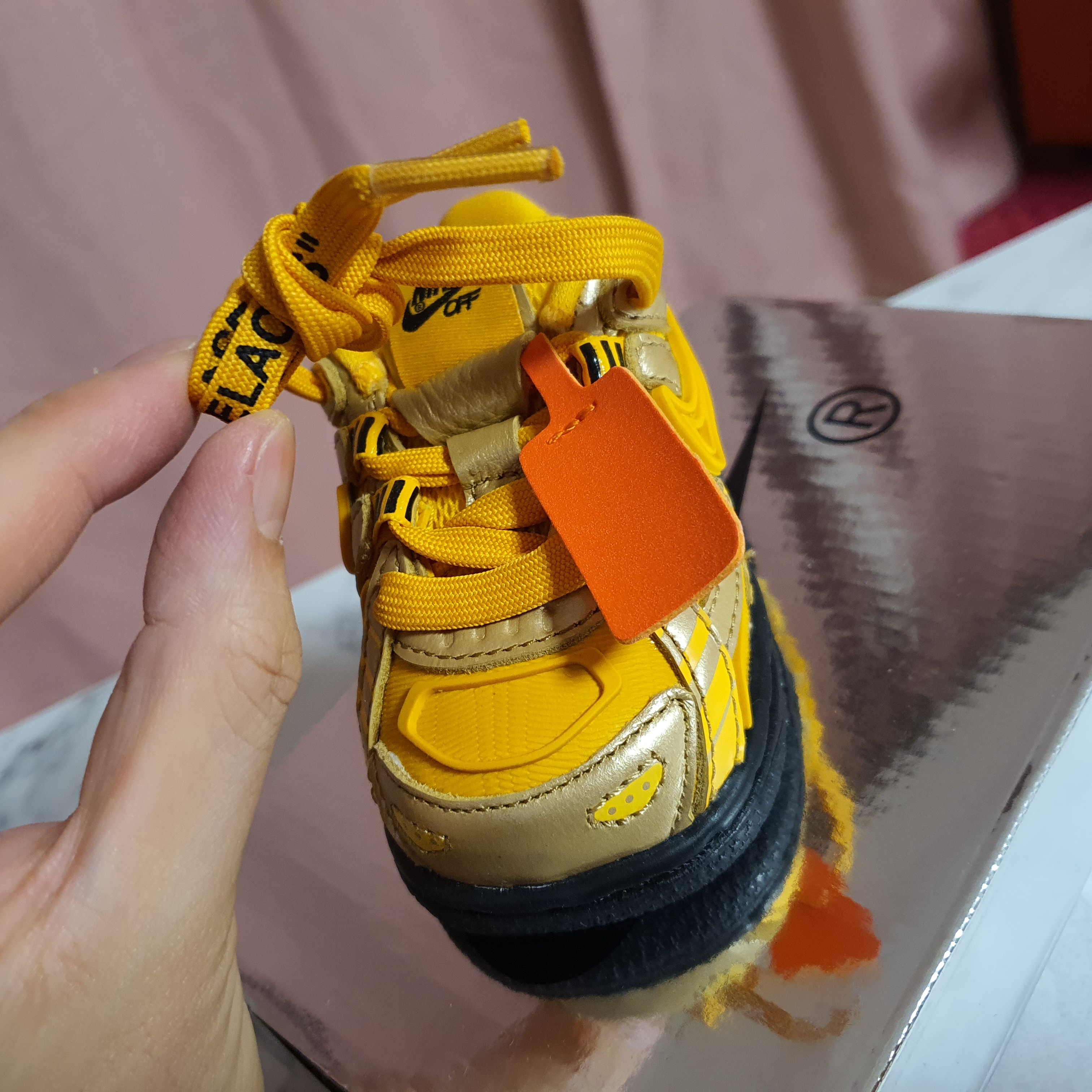 (TD) Nike x Off-White Air Rubber Dunk University Gold 착용 스타일 - 3