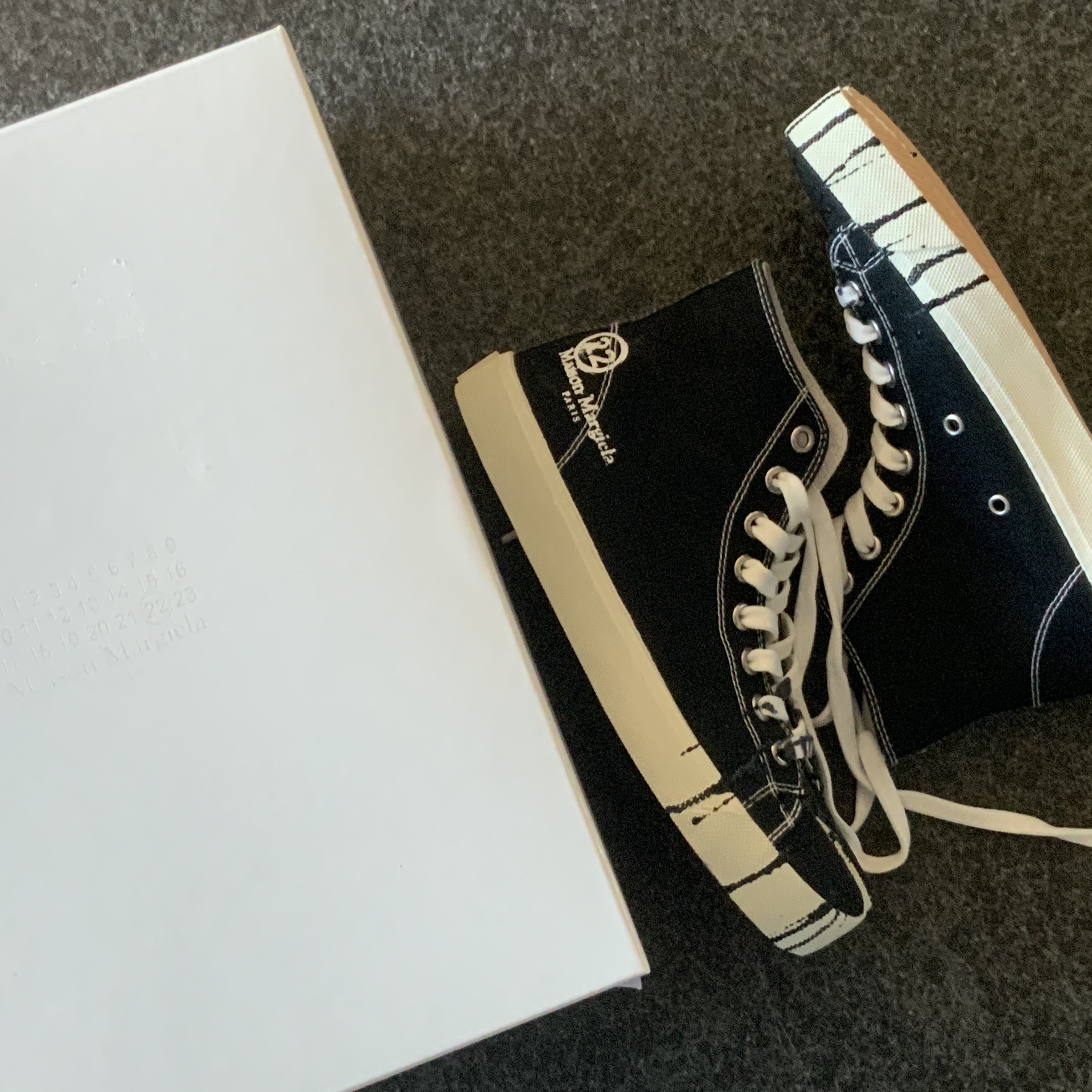 Maison Margiela Tabi High Paint Drop Sneakers Black 착용 스타일 - 2