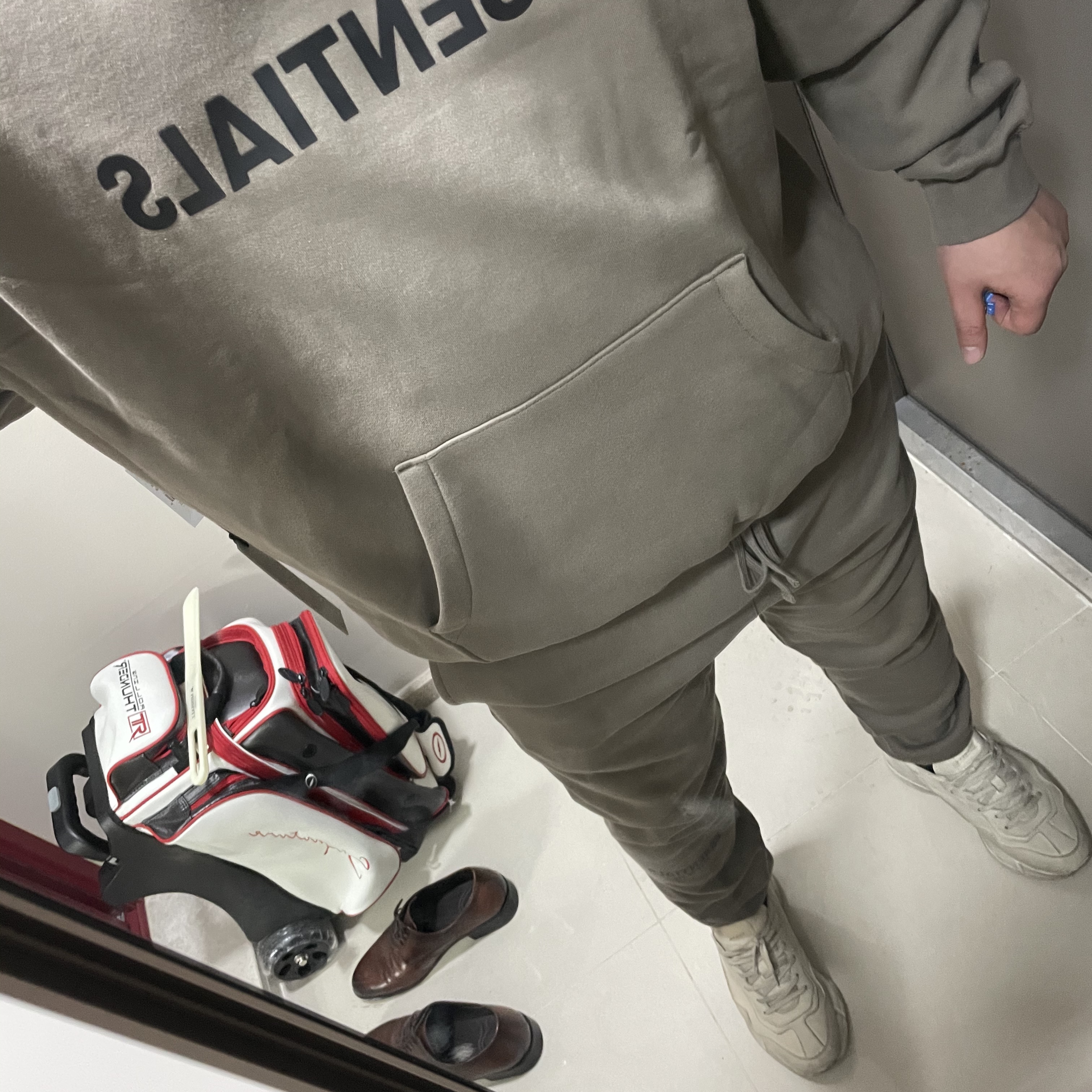 Essentials 3D Silicon Applique Pullover Hoodie Taupe - 20FW, Essentials Sweatpants Taupe - 20FW 착용 스타일