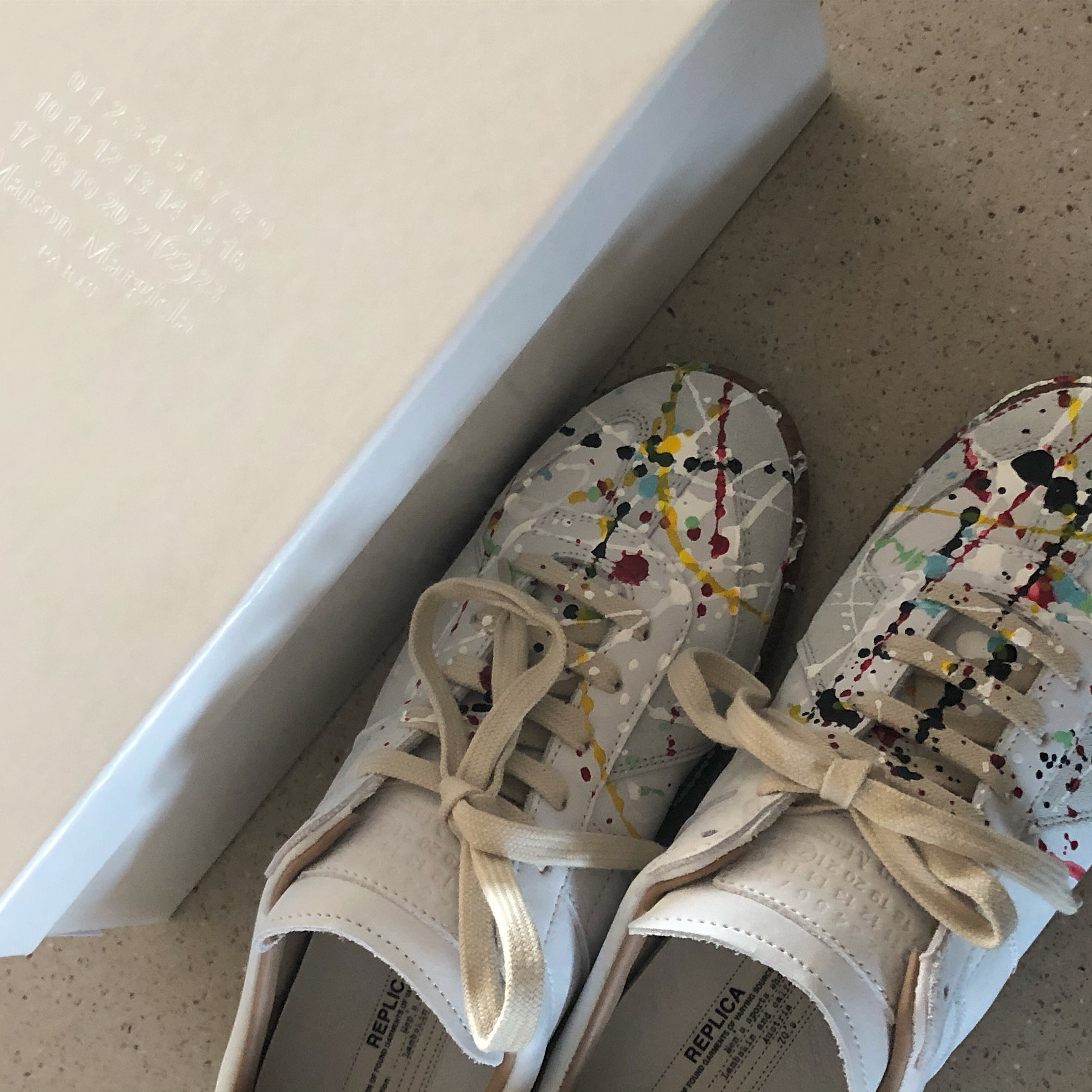 (W) Maison Margiela Replica Paint Drop Sneakers Grey 착용 스타일
