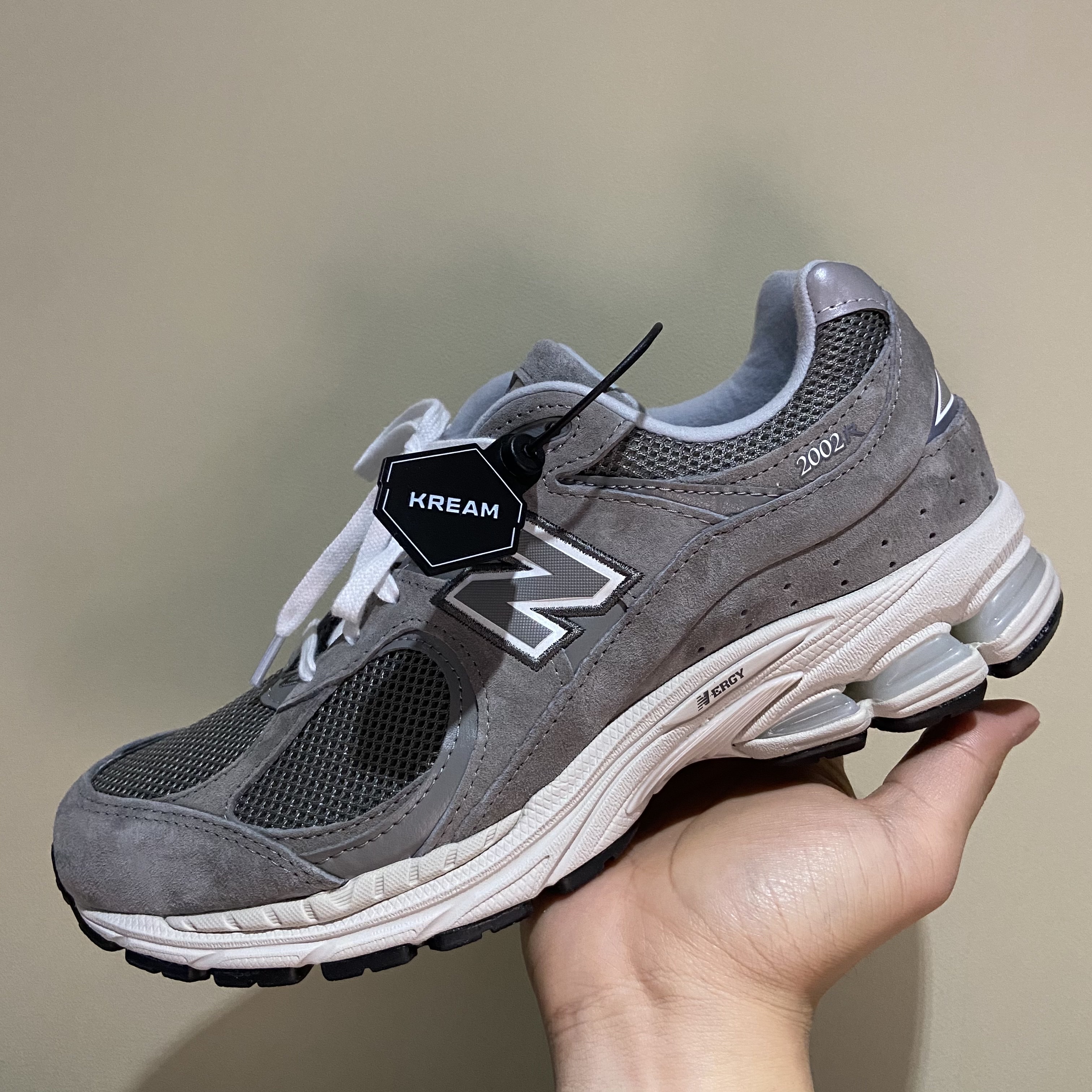 New Balance 2002R Grey 착용 스타일