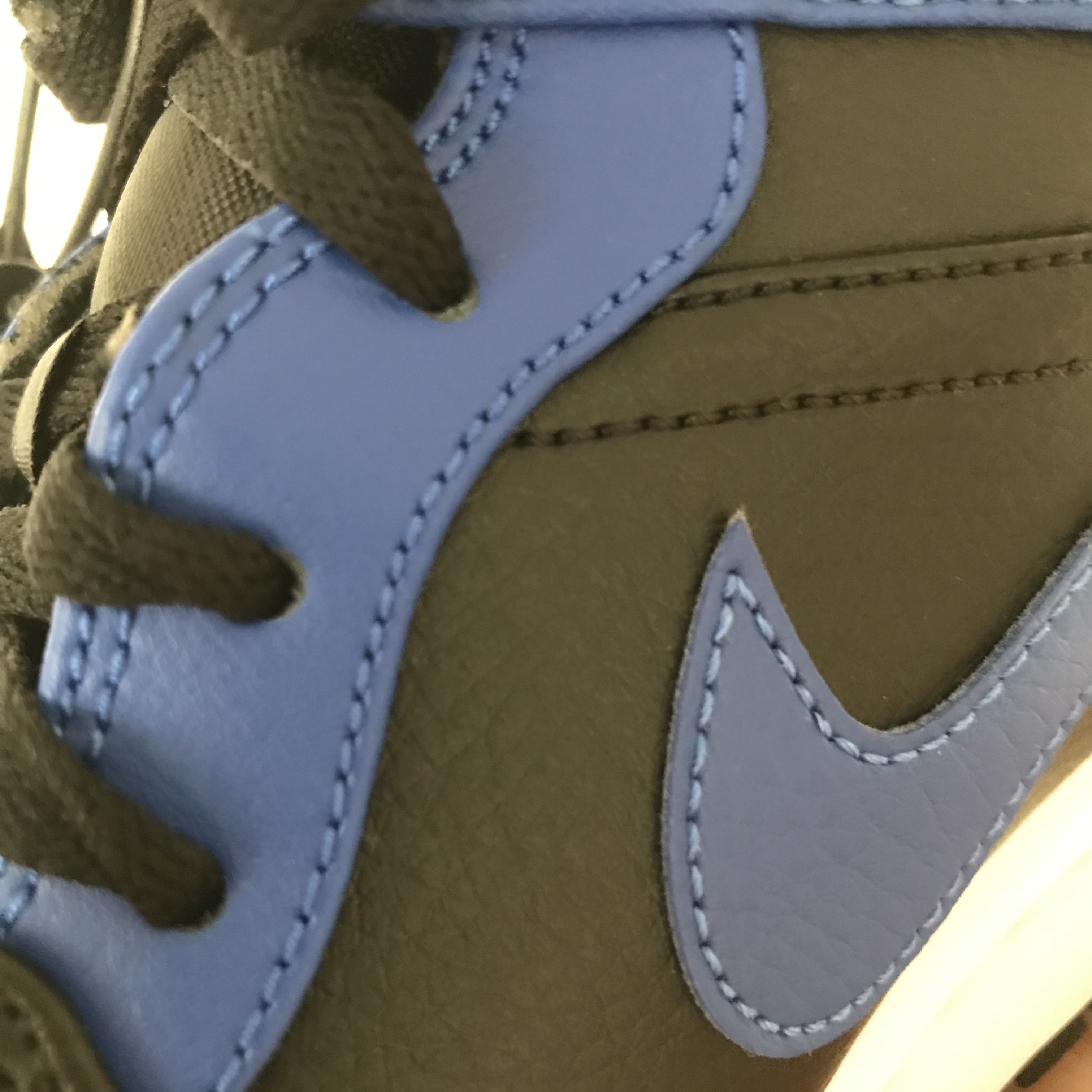 Jordan 1 Mid Black Hyper Royal 착용 스타일 - 3