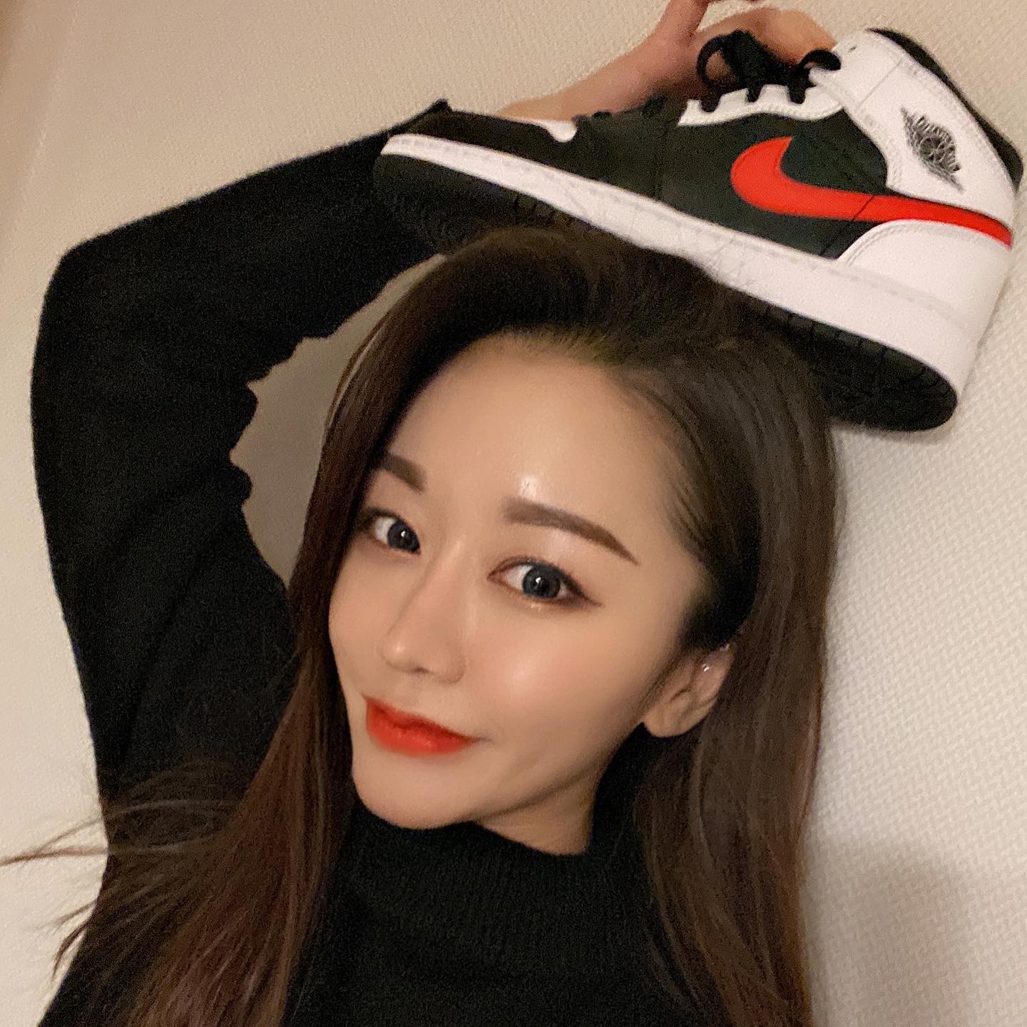 Jordan 1 Mid Black Chile Red 착용 스타일 - 2