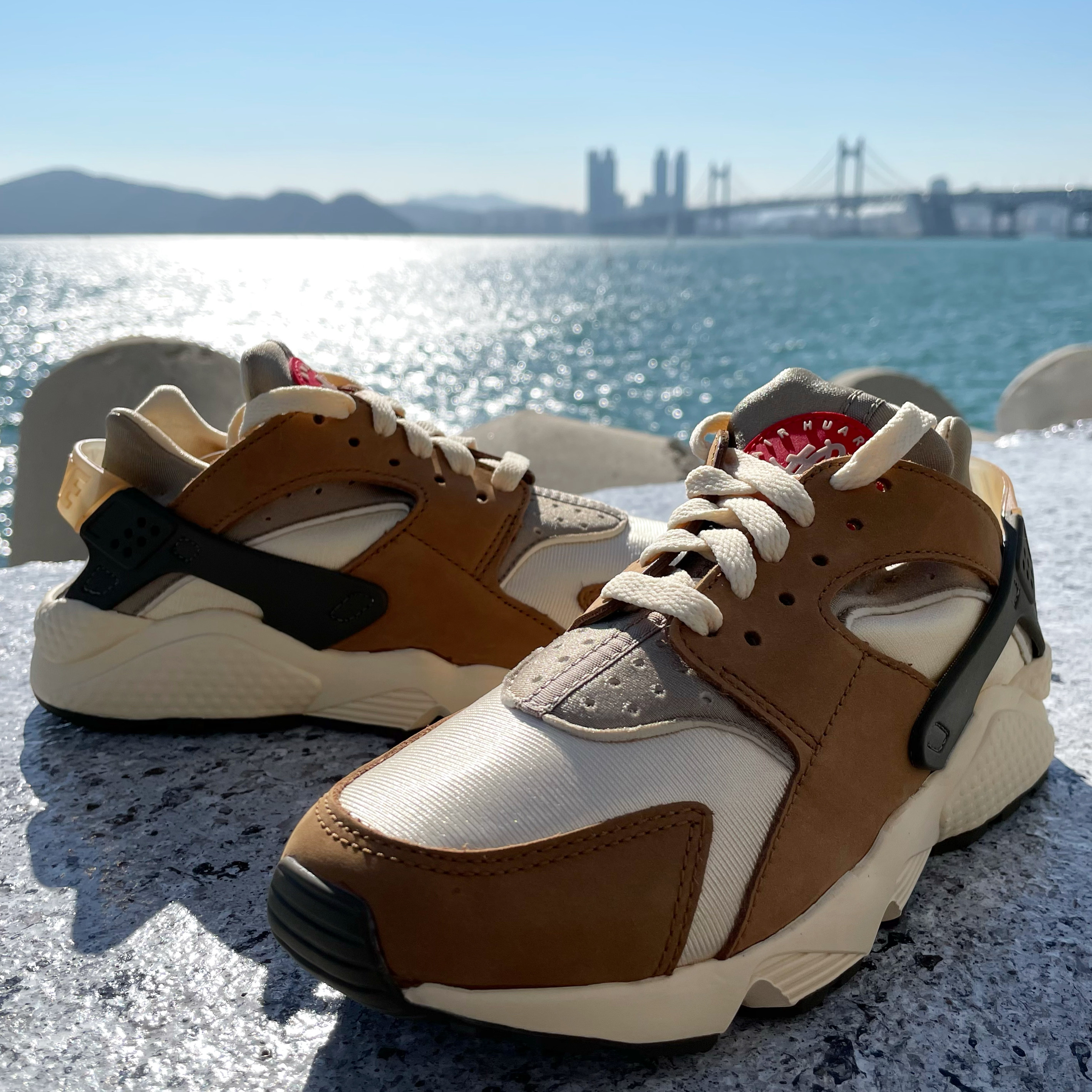 Nike x Stussy Air Huarache LE Desert Oak 착용 스타일