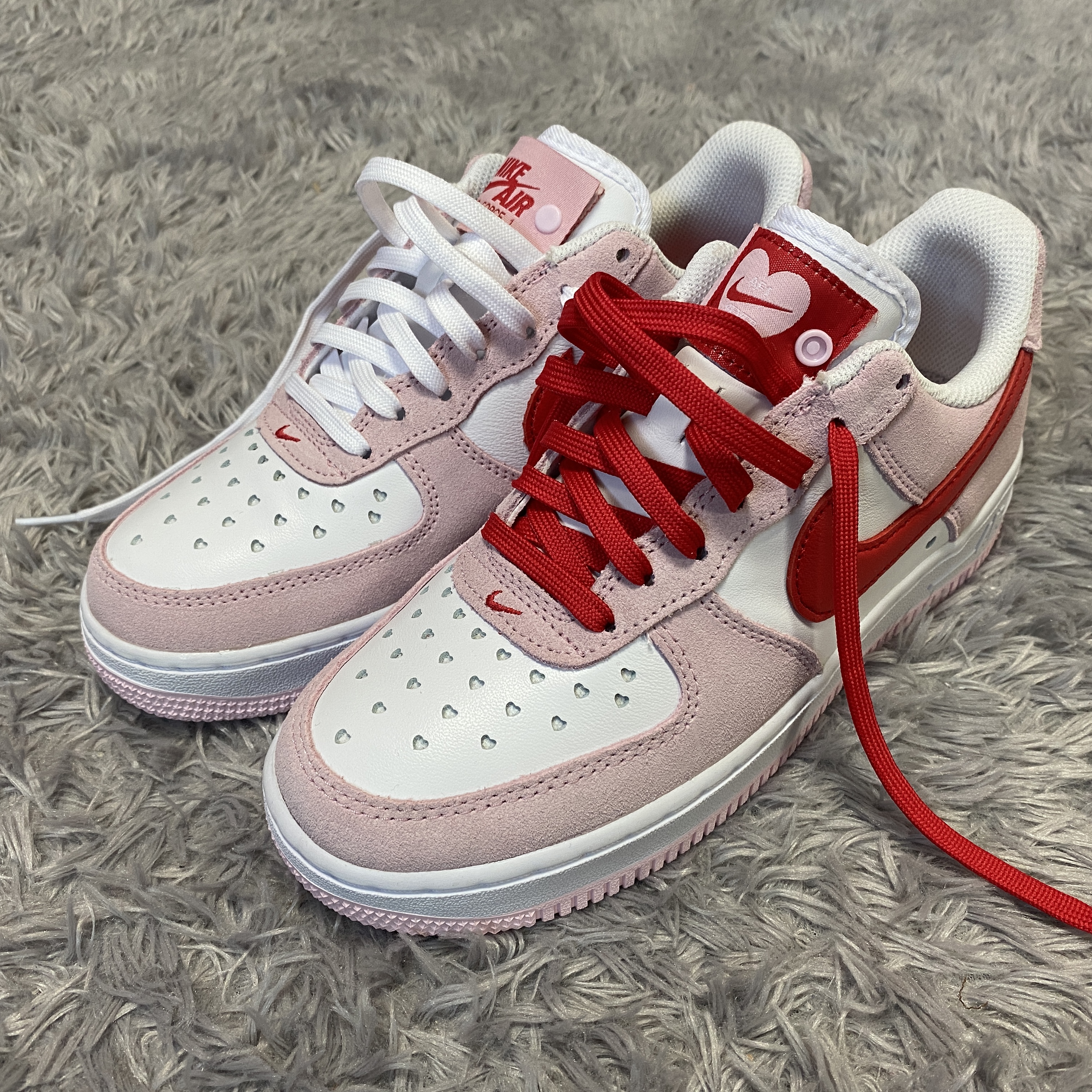Supreme x Nike Swoosh Sweater White - 19SS, Nike Air Force 1 '07 QS Valentine's Day 착용 스타일 - 2