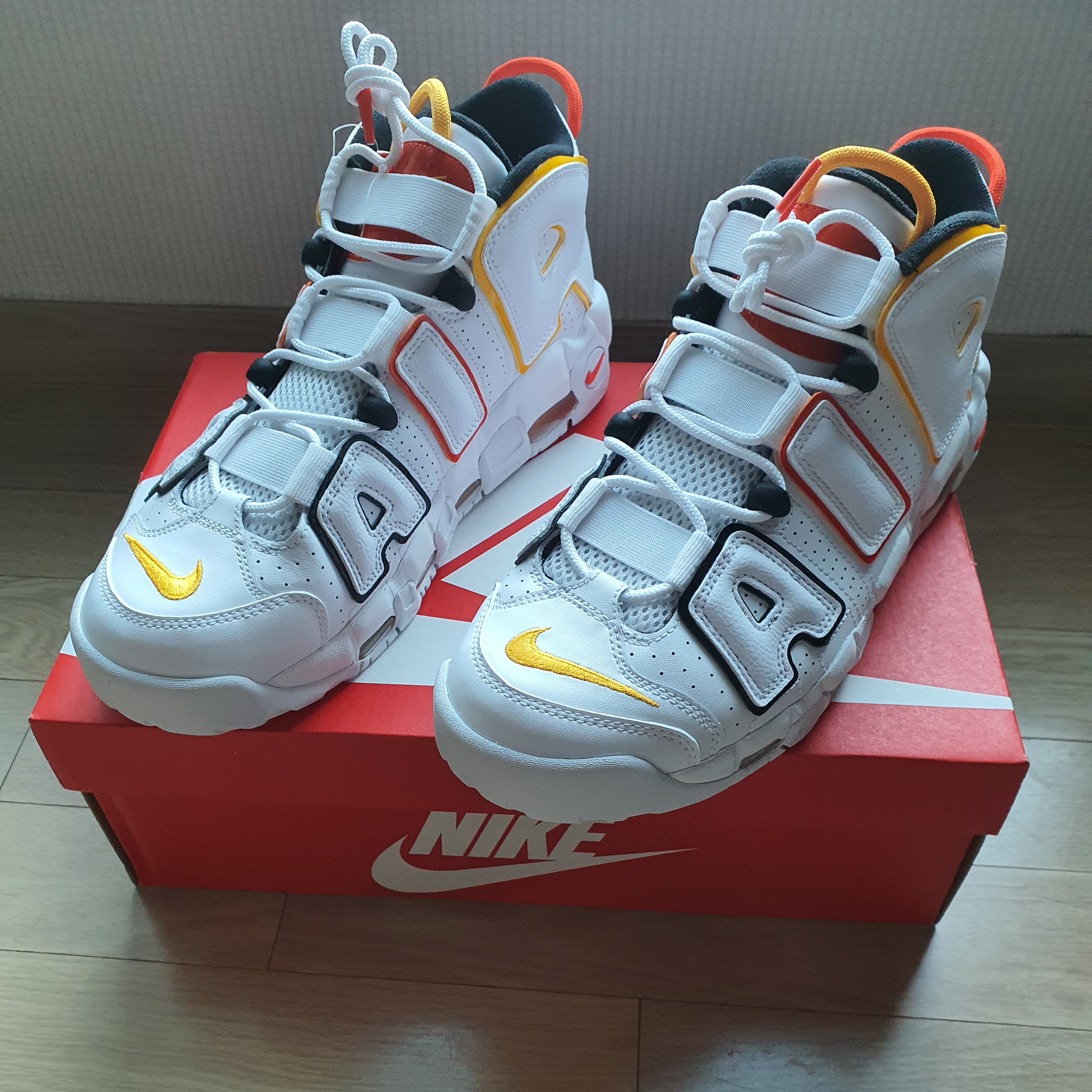 Nike Air More Uptempo Rayguns 착용 스타일