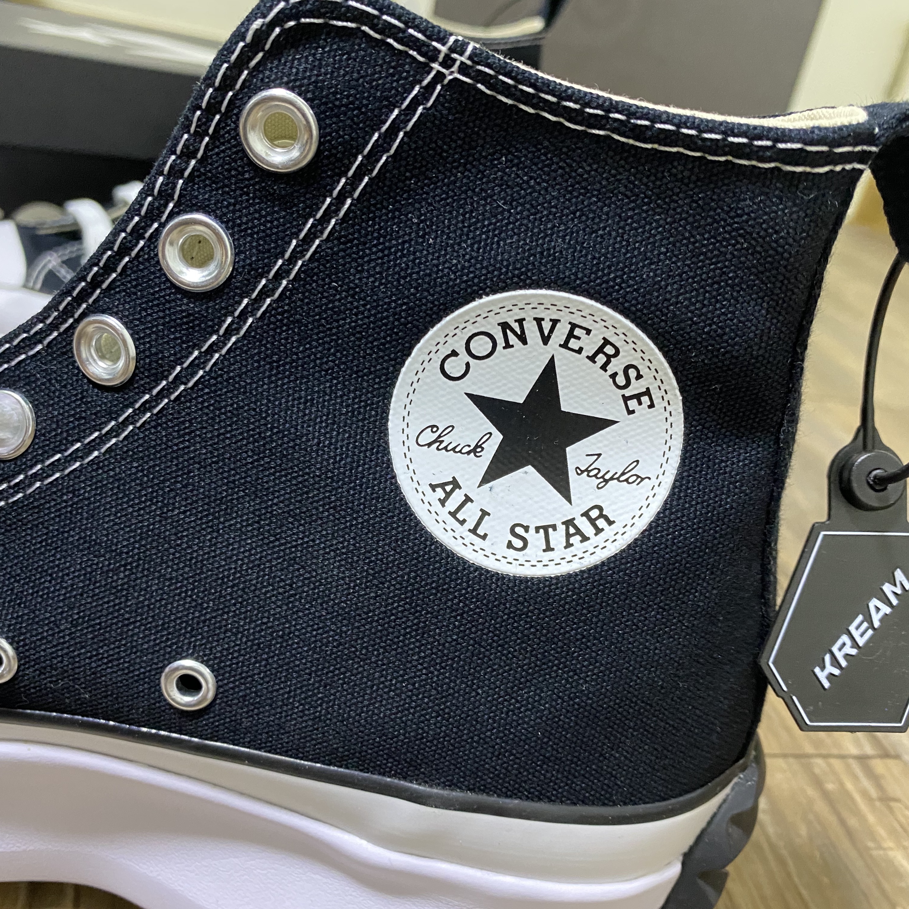 Converse Run Star Hike Hi Black White Gum 착용 스타일 - 2