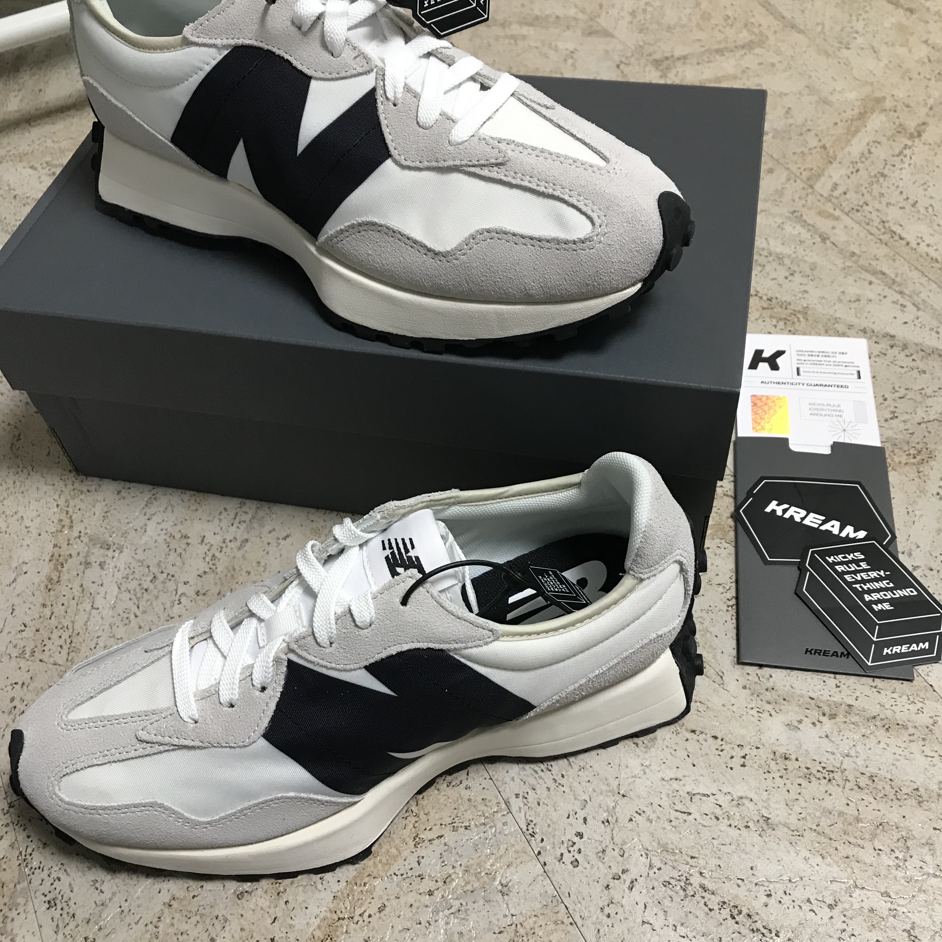 New Balance 327 White Black 착용 스타일 - 2