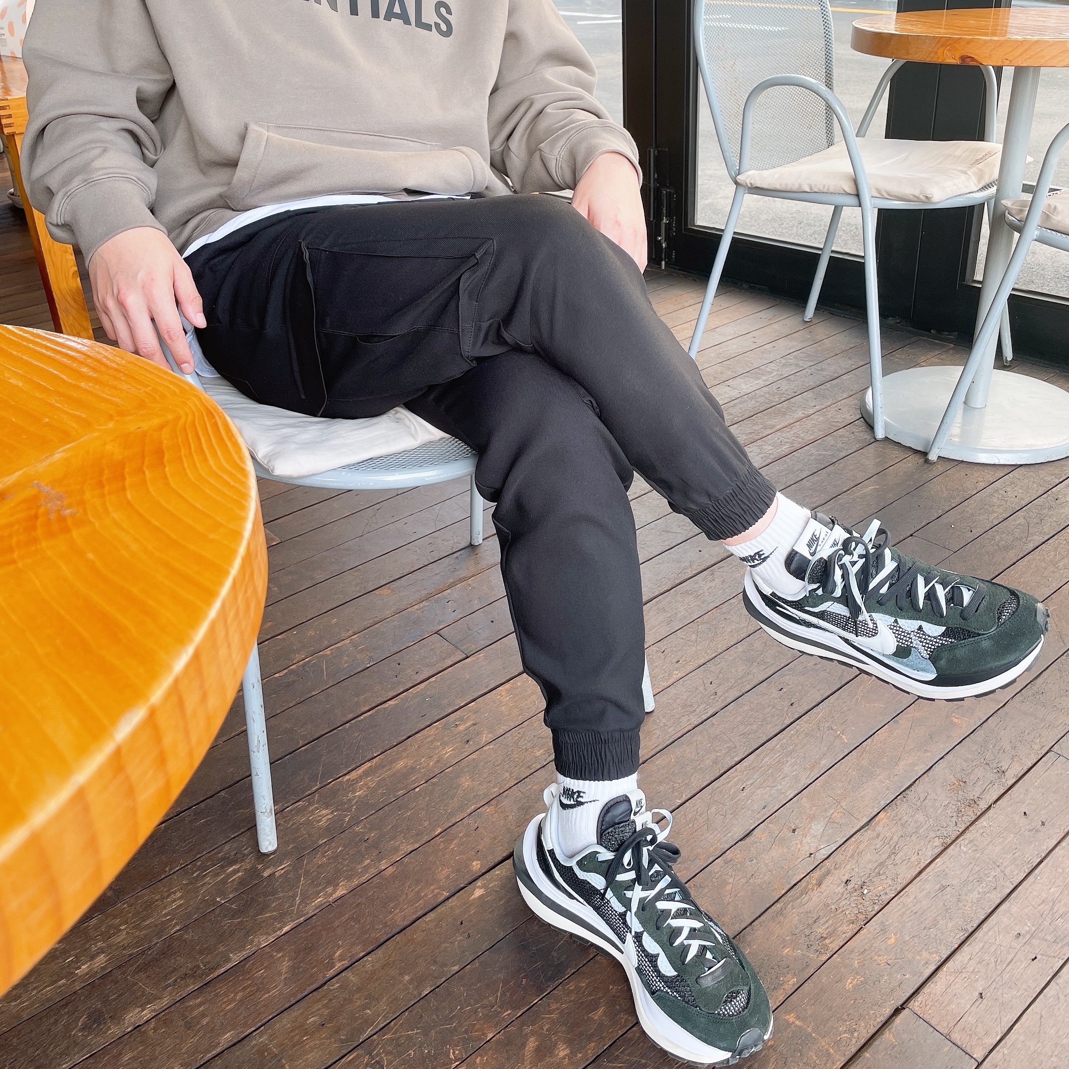 Nike x Sacai VaporWaffle Black White, Essentials 3D Silicon Applique Pullover Hoodie Taupe - 20FW 착용 스타일