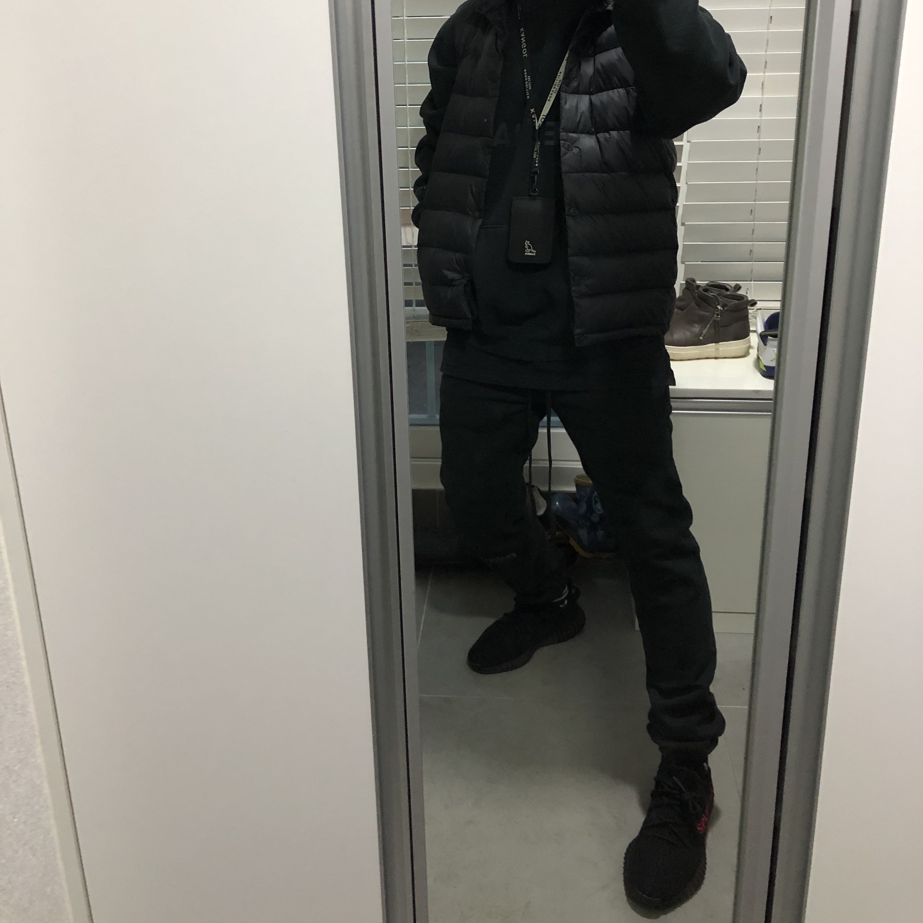 Adidas Yeezy Boost 350 V2 Black Red 2020, Essentials 3D Silicon Applique Pullover Hoodie Dark Slate/Black 2020 착용 스타일