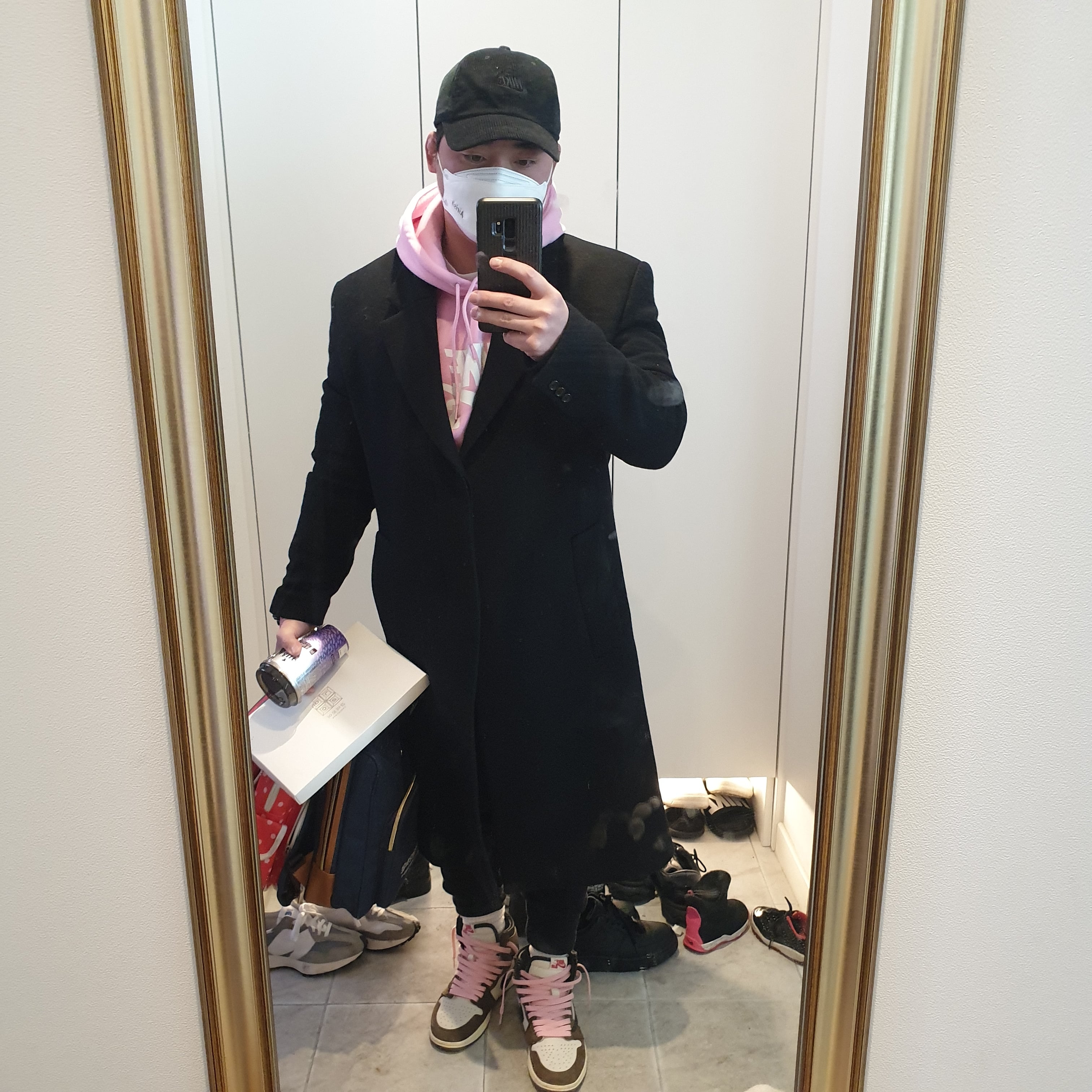 Jordan 1 x Travis Scott Retro High OG SP Mocha, Nike Heritage 86 Corduroy Cap Black 착용 스타일