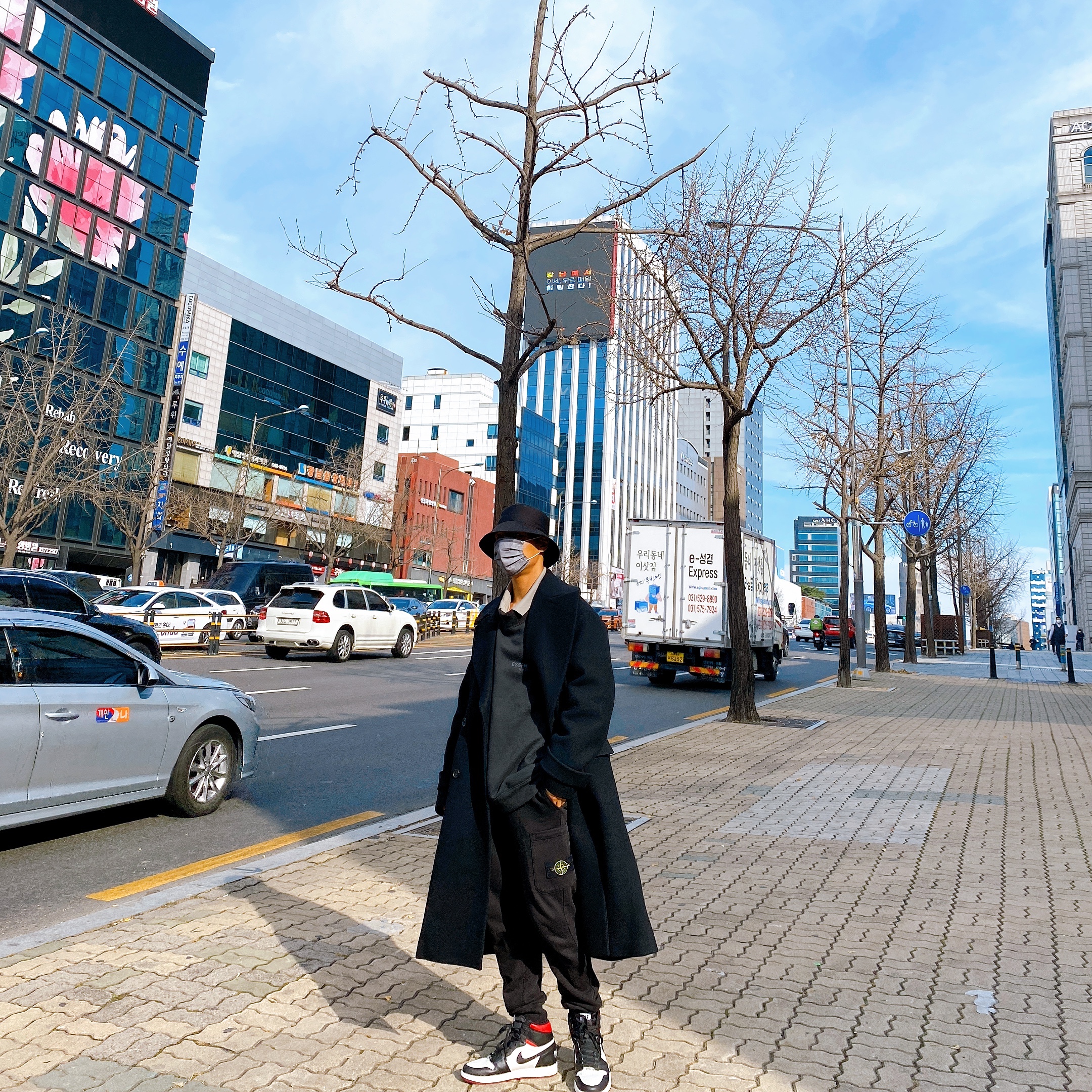 Jordan 1 Retro High Not for Resale Varsity Red, Essentials Pull-Over Mockneck Sweatshirt Black 2020 착용 스타일