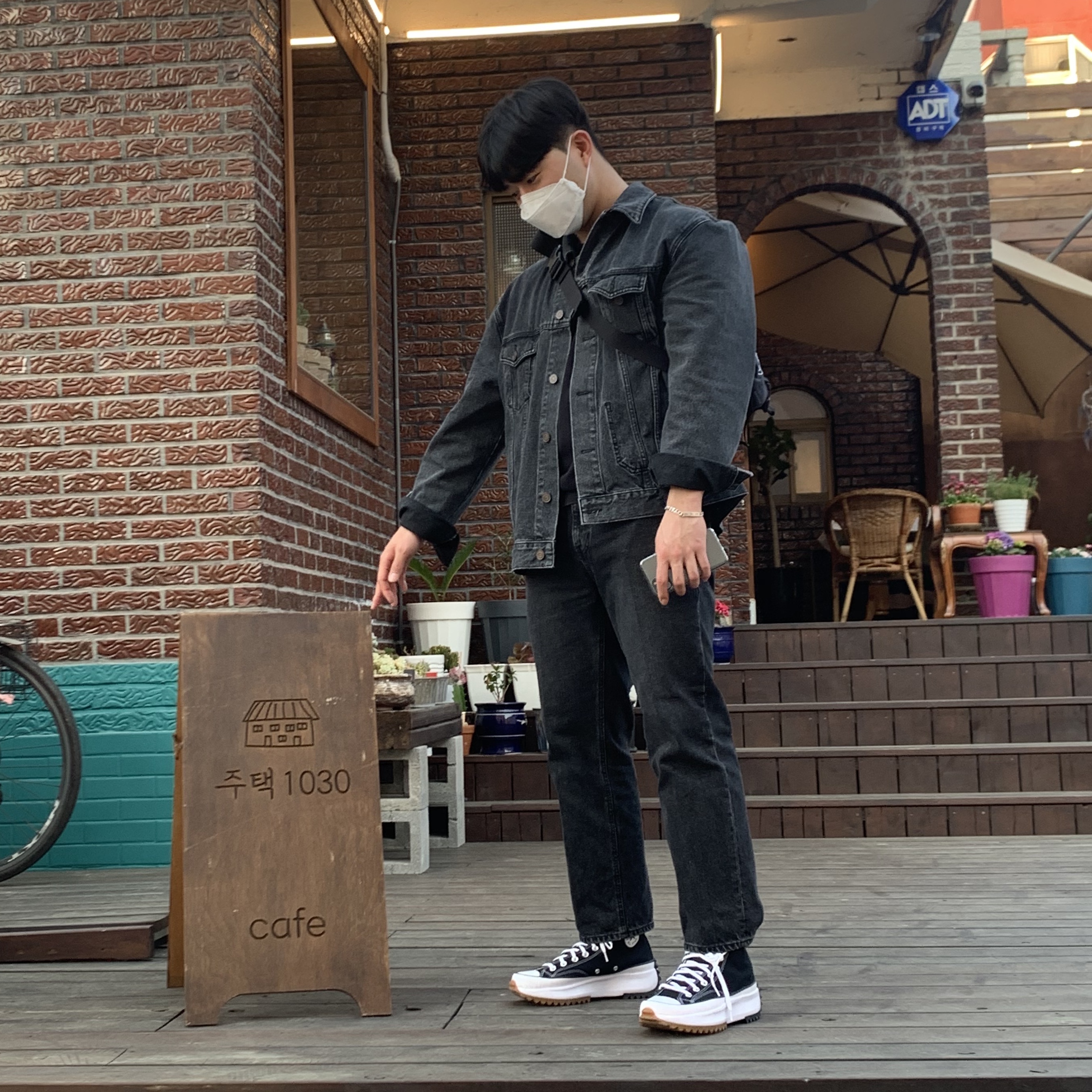 Converse Run Star Hike Hi Black White Gum, Supreme Waist Bag Black - 19FW 착용 스타일