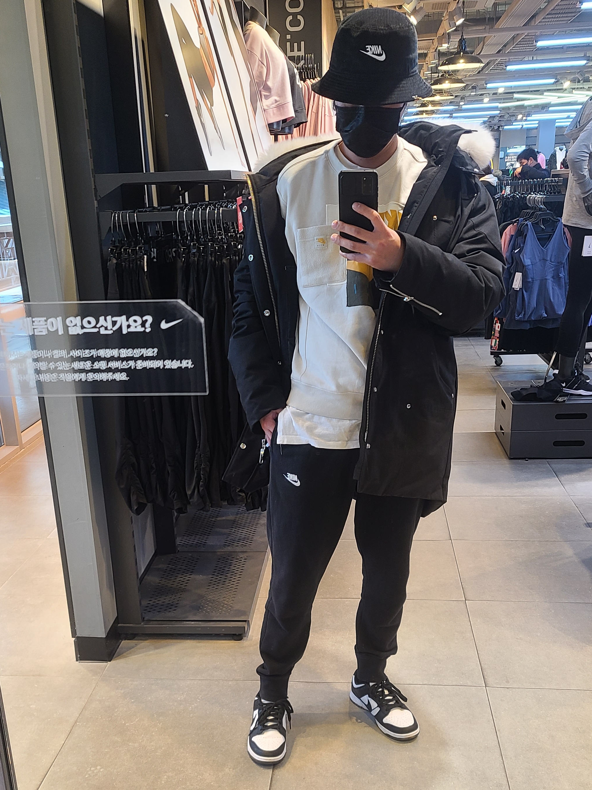 Nike Dunk Low Retro Black, Nike Futura Corduroy Bucket Black 착용 스타일