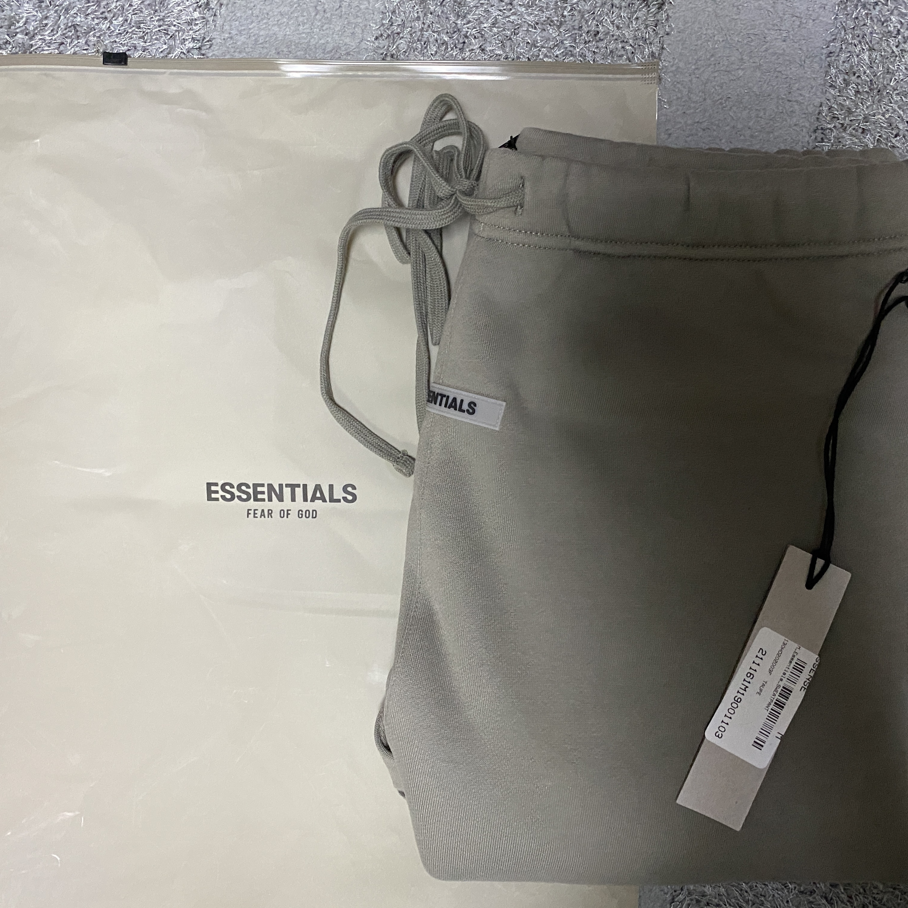 Essentials Sweatpants Cement - 20FW, Essentials 3D Silicon Applique Pullover Hoodie Cement - 20FW 착용 스타일 - 2