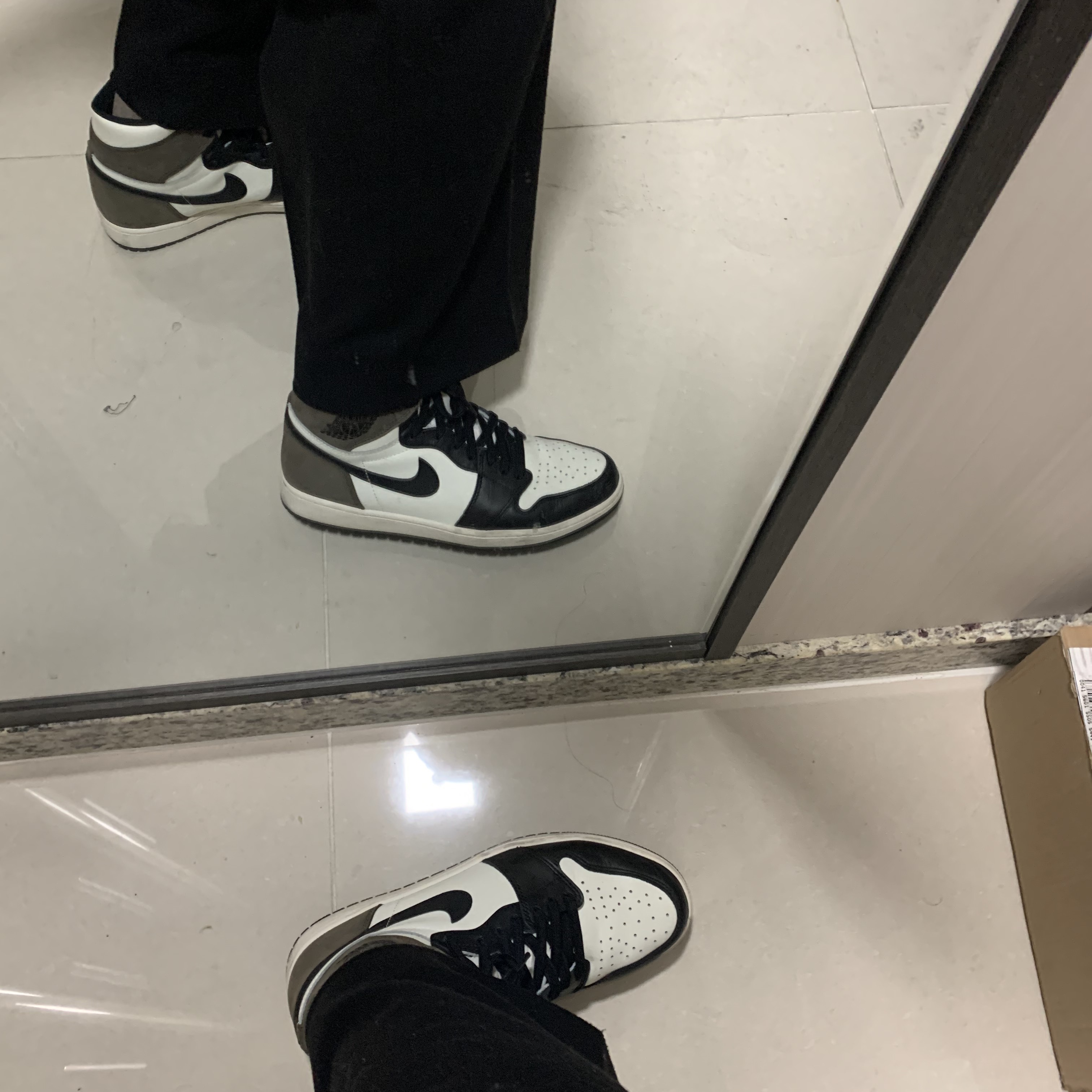 Jordan 1 Retro High OG Black Mocha 착용 스타일 - 2