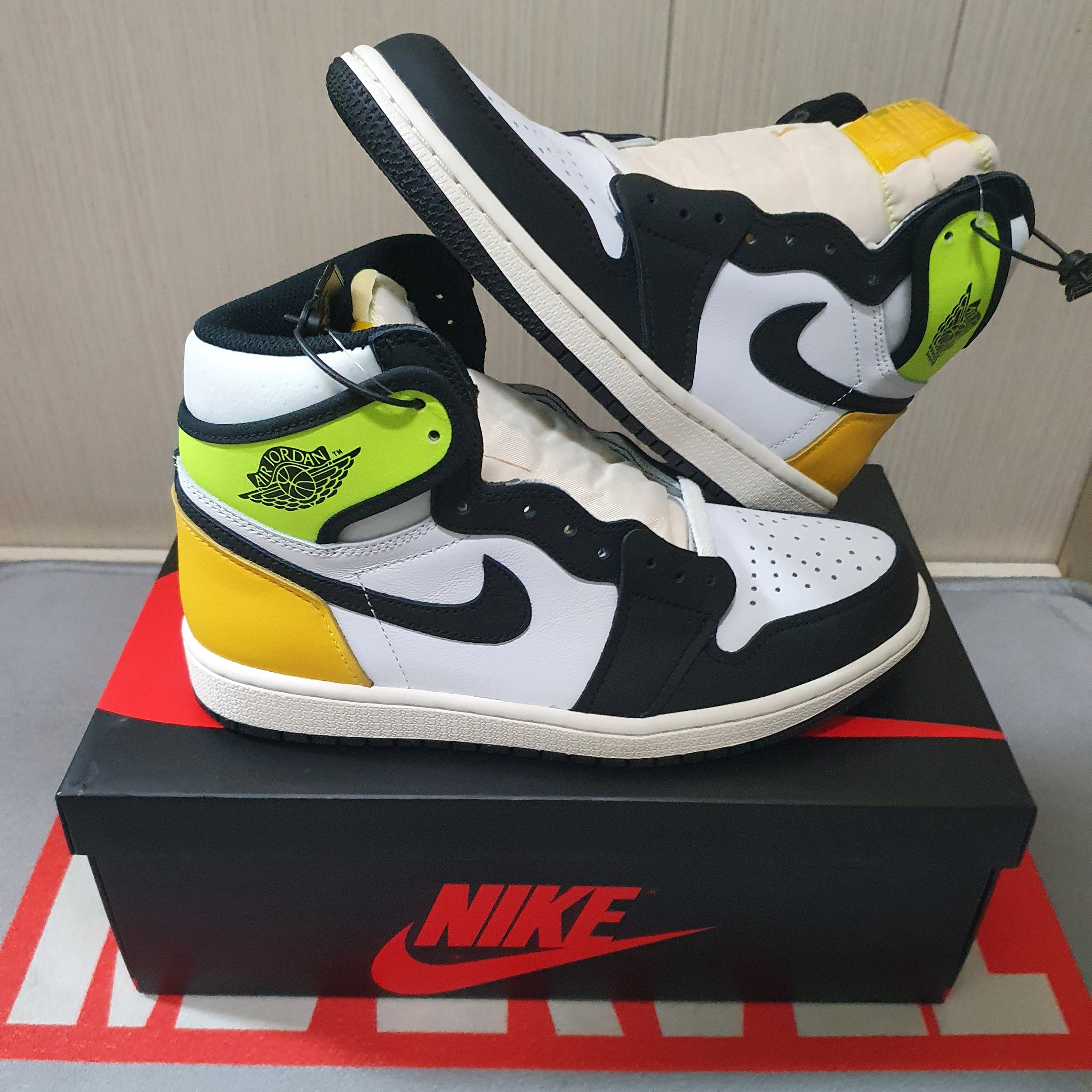 Jordan 1 Retro High OG Volt Gold 착용 스타일 - 2
