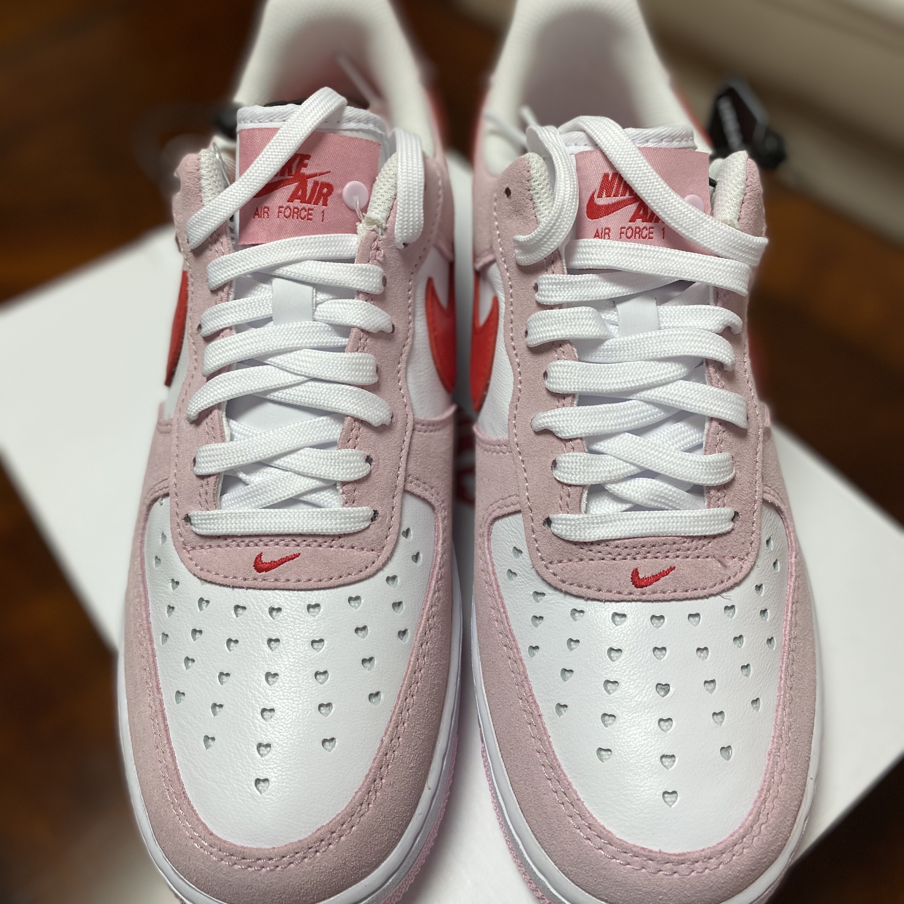 Nike Air Force 1 '07 QS Valentine's Day 착용 스타일 - 2