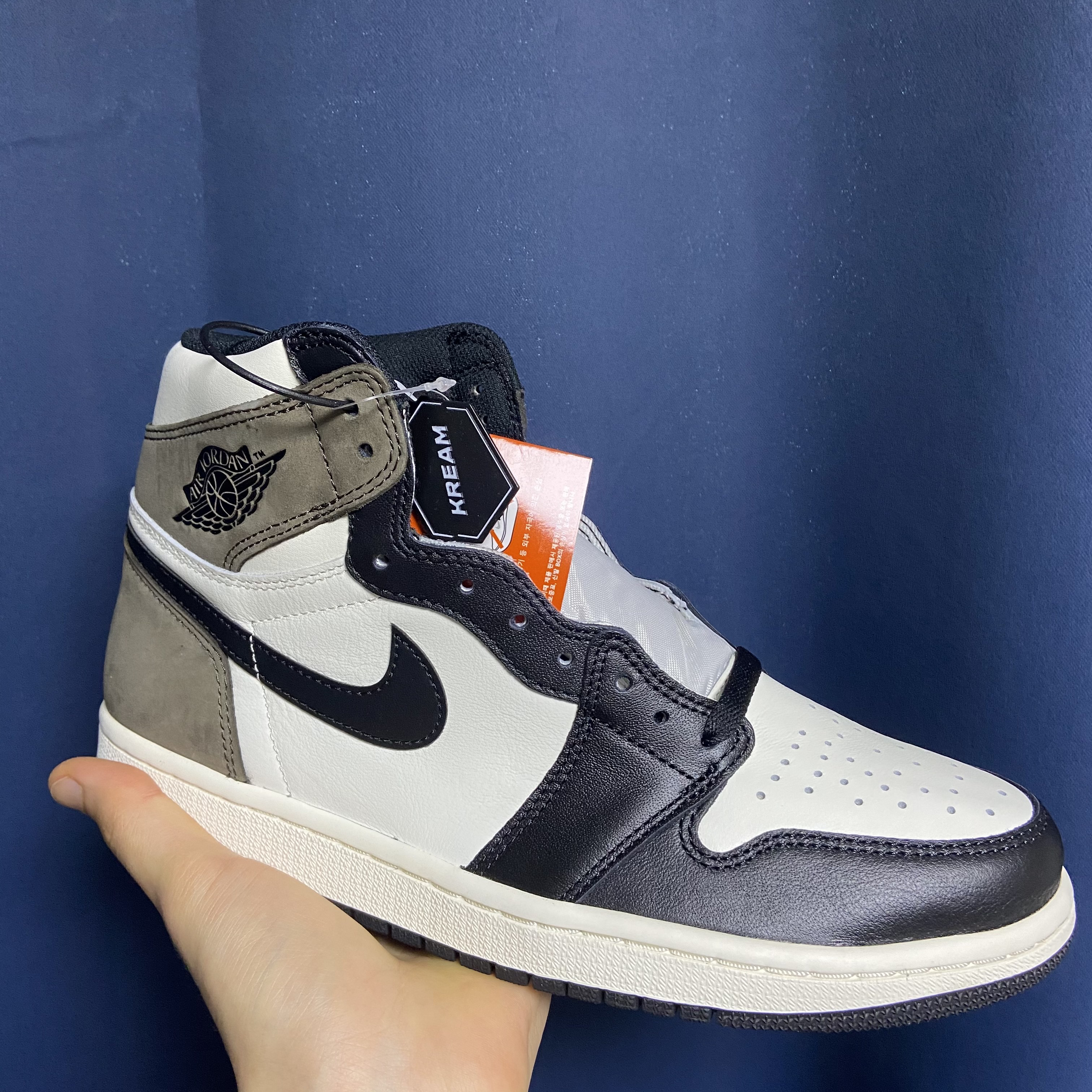 Jordan 1 Retro High OG Black Mocha 착용 스타일