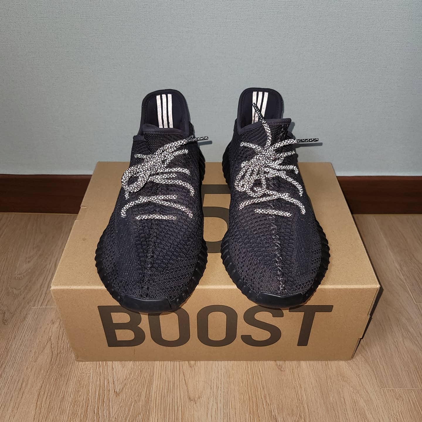 Adidas Yeezy Boost 350 V2 Black - Non-Reflective 착용 스타일 - 4