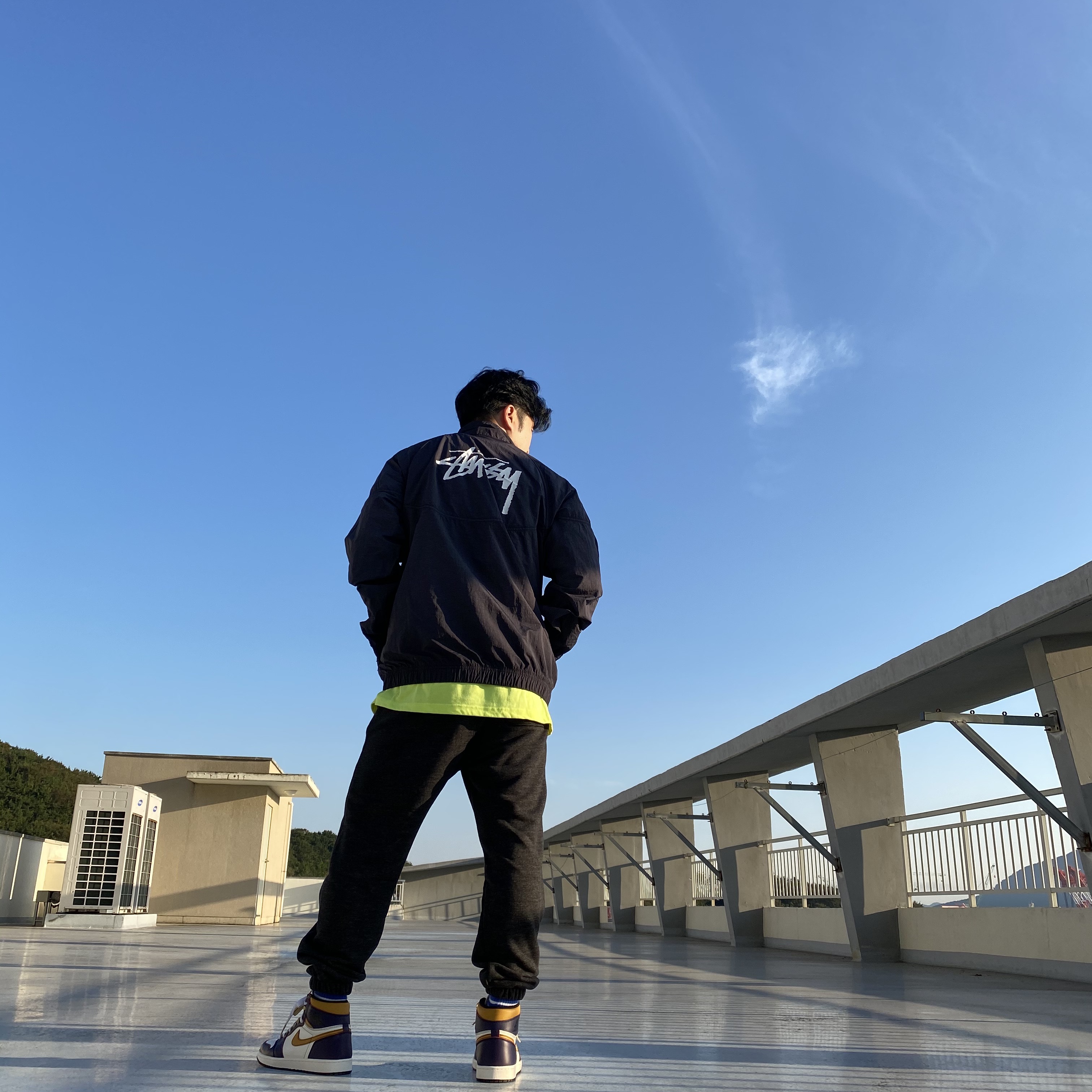 Nike x Stussy Windrunner Jacket Off Noir 착용 스타일